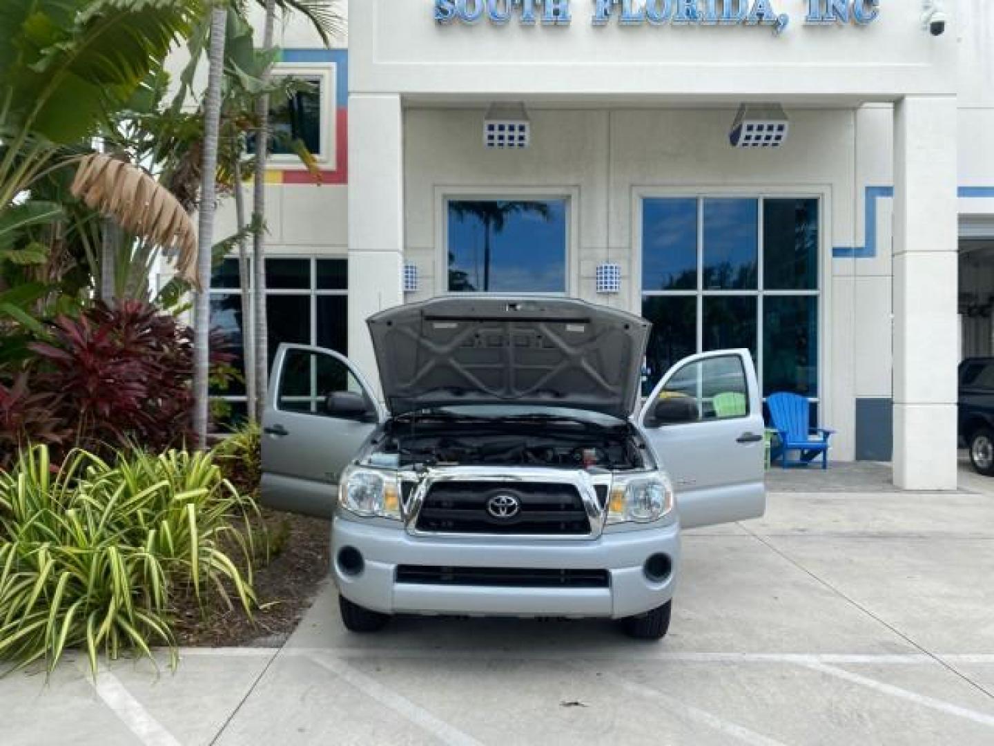 2007 Silver Streak Mica /Gray Toyota Tacoma LOW MILES 28,699 1 OWNER 4 DR (5TETX22N67Z) with an 2.7L DOHC EFI 16-Valve I4 VVT-i Engine engine, Automatic transmission, located at 4701 North Dixie Hwy, Pompano Beach, FL, 33064, (954) 422-2889, 26.240938, -80.123474 - OUR WEBPAGE FLORIDACARS1.COM HAS OVER 100 PHOTOS AND FREE CARFAX LINK 2007 TOYOTA TACOMA VIN: 5TETX22N67Z458097 5 T E T X 2 2 N 6 7 Z 4 5 8 0 9 7 CLUB CAB PICKUP 2.7L I4 F DOHC 16V GASOLINE 28 MPG REAR WHEEL DRIVE Features ABS Brakes Air Conditioning AM/FM Stereo Automatic Transmission CD Audio Clot - Photo#16