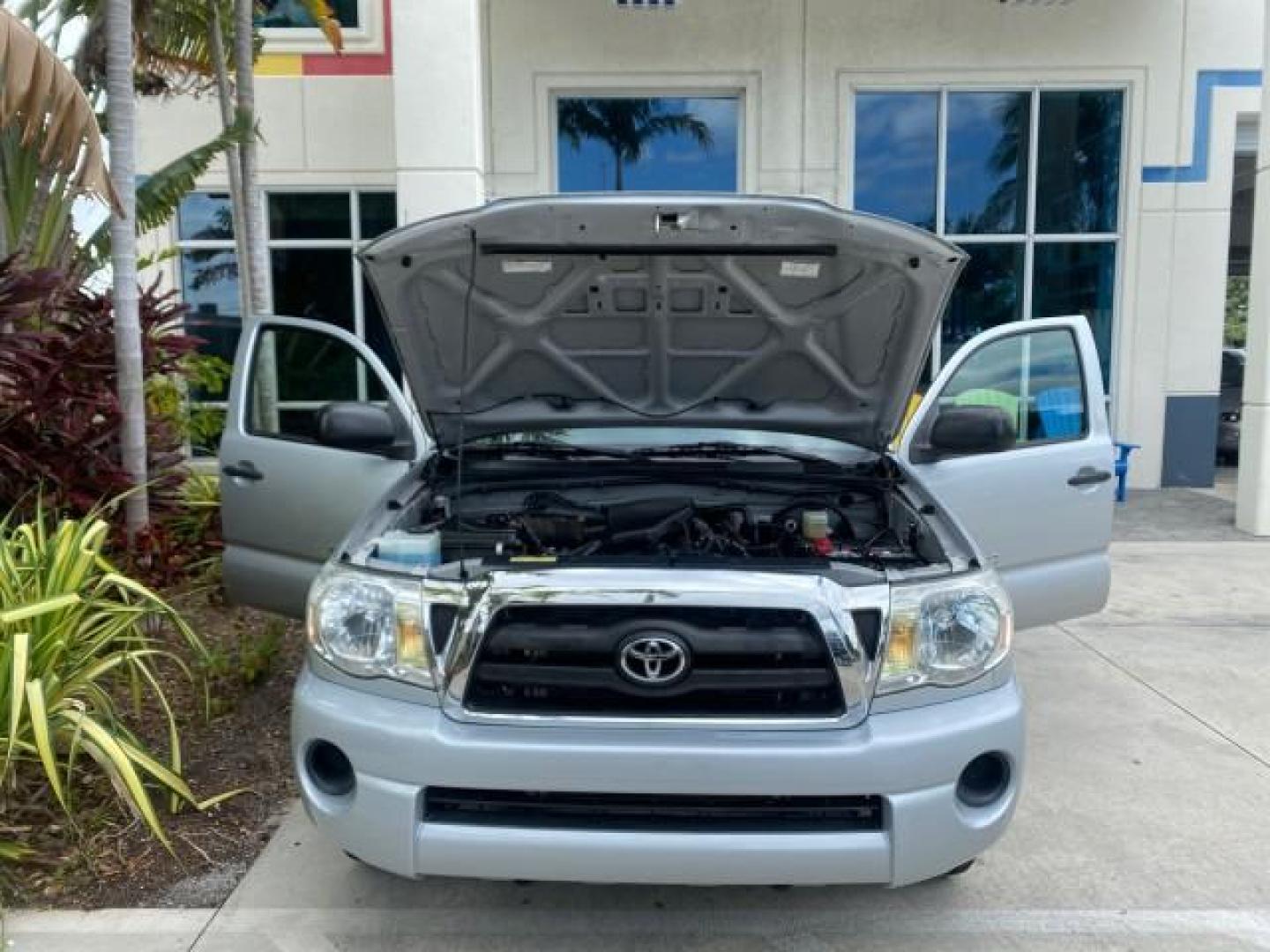 2007 Silver Streak Mica /Gray Toyota Tacoma LOW MILES 28,699 1 OWNER 4 DR (5TETX22N67Z) with an 2.7L DOHC EFI 16-Valve I4 VVT-i Engine engine, Automatic transmission, located at 4701 North Dixie Hwy, Pompano Beach, FL, 33064, (954) 422-2889, 26.240938, -80.123474 - OUR WEBPAGE FLORIDACARS1.COM HAS OVER 100 PHOTOS AND FREE CARFAX LINK 2007 TOYOTA TACOMA VIN: 5TETX22N67Z458097 5 T E T X 2 2 N 6 7 Z 4 5 8 0 9 7 CLUB CAB PICKUP 2.7L I4 F DOHC 16V GASOLINE 28 MPG REAR WHEEL DRIVE Features ABS Brakes Air Conditioning AM/FM Stereo Automatic Transmission CD Audio Clot - Photo#17