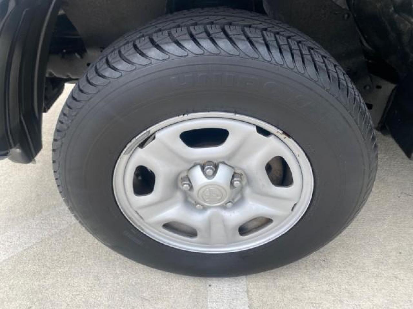 2007 Silver Streak Mica /Gray Toyota Tacoma LOW MILES 28,699 1 OWNER 4 DR (5TETX22N67Z) with an 2.7L DOHC EFI 16-Valve I4 VVT-i Engine engine, Automatic transmission, located at 4701 North Dixie Hwy, Pompano Beach, FL, 33064, (954) 422-2889, 26.240938, -80.123474 - OUR WEBPAGE FLORIDACARS1.COM HAS OVER 100 PHOTOS AND FREE CARFAX LINK 2007 TOYOTA TACOMA VIN: 5TETX22N67Z458097 5 T E T X 2 2 N 6 7 Z 4 5 8 0 9 7 CLUB CAB PICKUP 2.7L I4 F DOHC 16V GASOLINE 28 MPG REAR WHEEL DRIVE Features ABS Brakes Air Conditioning AM/FM Stereo Automatic Transmission CD Audio Clot - Photo#19