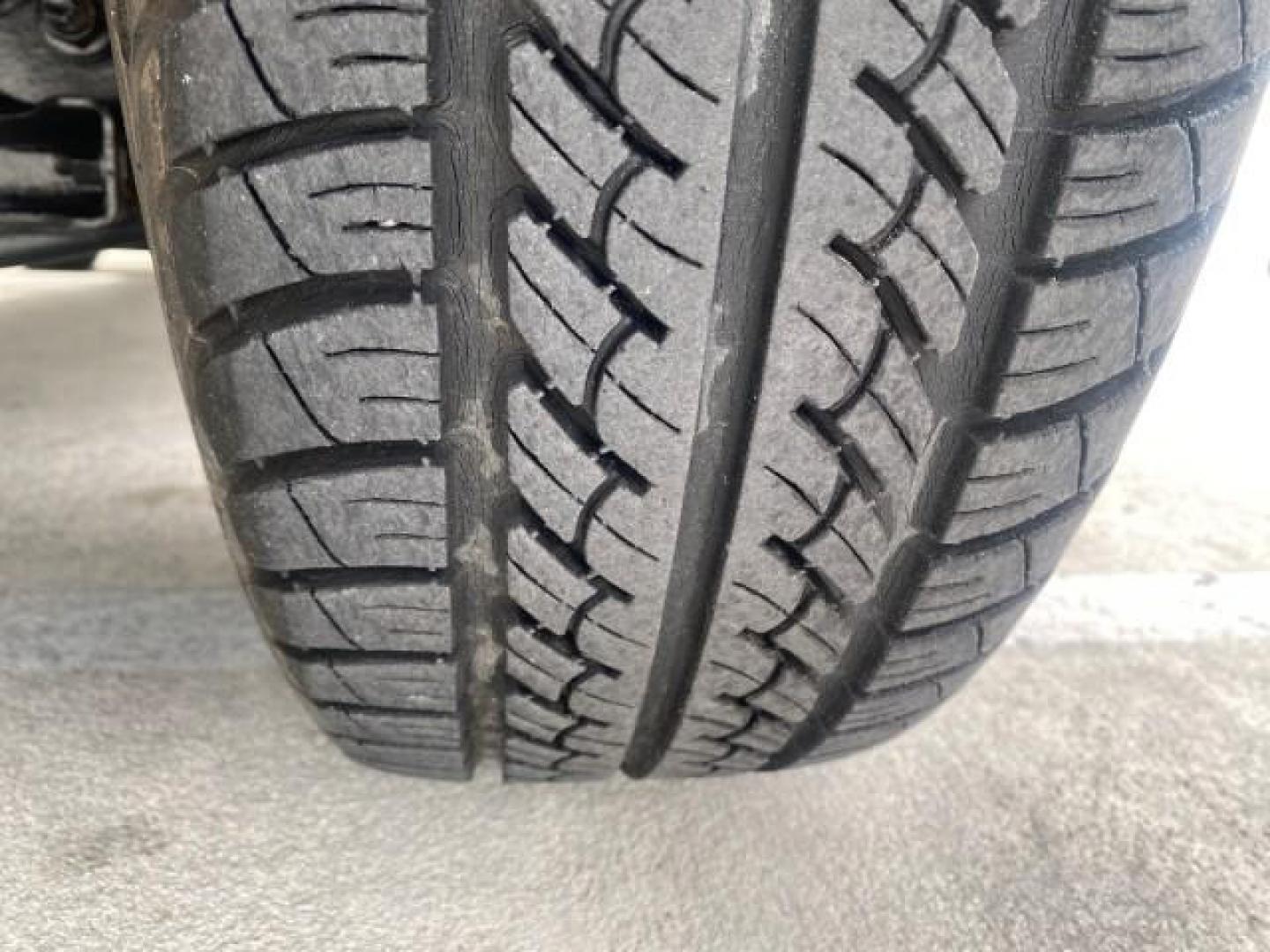 2007 Silver Streak Mica /Gray Toyota Tacoma LOW MILES 28,699 1 OWNER 4 DR (5TETX22N67Z) with an 2.7L DOHC EFI 16-Valve I4 VVT-i Engine engine, Automatic transmission, located at 4701 North Dixie Hwy, Pompano Beach, FL, 33064, (954) 422-2889, 26.240938, -80.123474 - OUR WEBPAGE FLORIDACARS1.COM HAS OVER 100 PHOTOS AND FREE CARFAX LINK 2007 TOYOTA TACOMA VIN: 5TETX22N67Z458097 5 T E T X 2 2 N 6 7 Z 4 5 8 0 9 7 CLUB CAB PICKUP 2.7L I4 F DOHC 16V GASOLINE 28 MPG REAR WHEEL DRIVE Features ABS Brakes Air Conditioning AM/FM Stereo Automatic Transmission CD Audio Clot - Photo#20