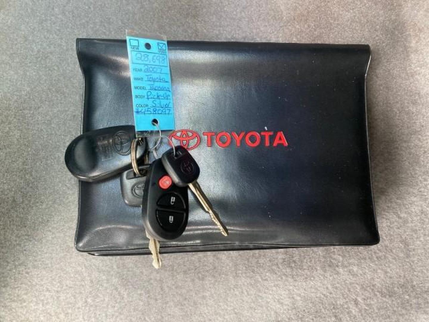 2007 Silver Streak Mica /Gray Toyota Tacoma LOW MILES 28,699 1 OWNER 4 DR (5TETX22N67Z) with an 2.7L DOHC EFI 16-Valve I4 VVT-i Engine engine, Automatic transmission, located at 4701 North Dixie Hwy, Pompano Beach, FL, 33064, (954) 422-2889, 26.240938, -80.123474 - OUR WEBPAGE FLORIDACARS1.COM HAS OVER 100 PHOTOS AND FREE CARFAX LINK 2007 TOYOTA TACOMA VIN: 5TETX22N67Z458097 5 T E T X 2 2 N 6 7 Z 4 5 8 0 9 7 CLUB CAB PICKUP 2.7L I4 F DOHC 16V GASOLINE 28 MPG REAR WHEEL DRIVE Features ABS Brakes Air Conditioning AM/FM Stereo Automatic Transmission CD Audio Clot - Photo#23