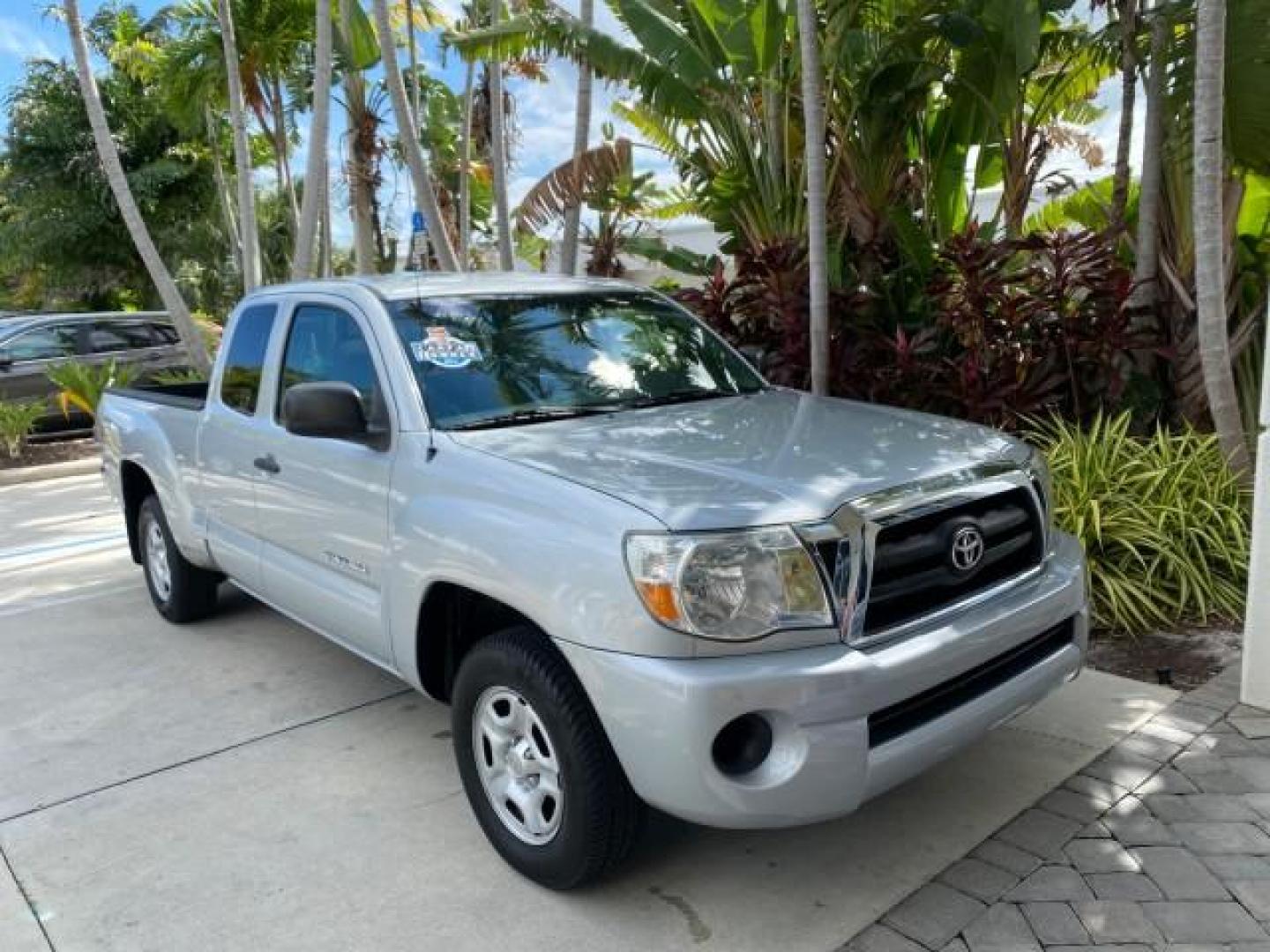 2007 Silver Streak Mica /Gray Toyota Tacoma LOW MILES 28,699 1 OWNER 4 DR (5TETX22N67Z) with an 2.7L DOHC EFI 16-Valve I4 VVT-i Engine engine, Automatic transmission, located at 4701 North Dixie Hwy, Pompano Beach, FL, 33064, (954) 422-2889, 26.240938, -80.123474 - OUR WEBPAGE FLORIDACARS1.COM HAS OVER 100 PHOTOS AND FREE CARFAX LINK 2007 TOYOTA TACOMA VIN: 5TETX22N67Z458097 5 T E T X 2 2 N 6 7 Z 4 5 8 0 9 7 CLUB CAB PICKUP 2.7L I4 F DOHC 16V GASOLINE 28 MPG REAR WHEEL DRIVE Features ABS Brakes Air Conditioning AM/FM Stereo Automatic Transmission CD Audio Clot - Photo#24