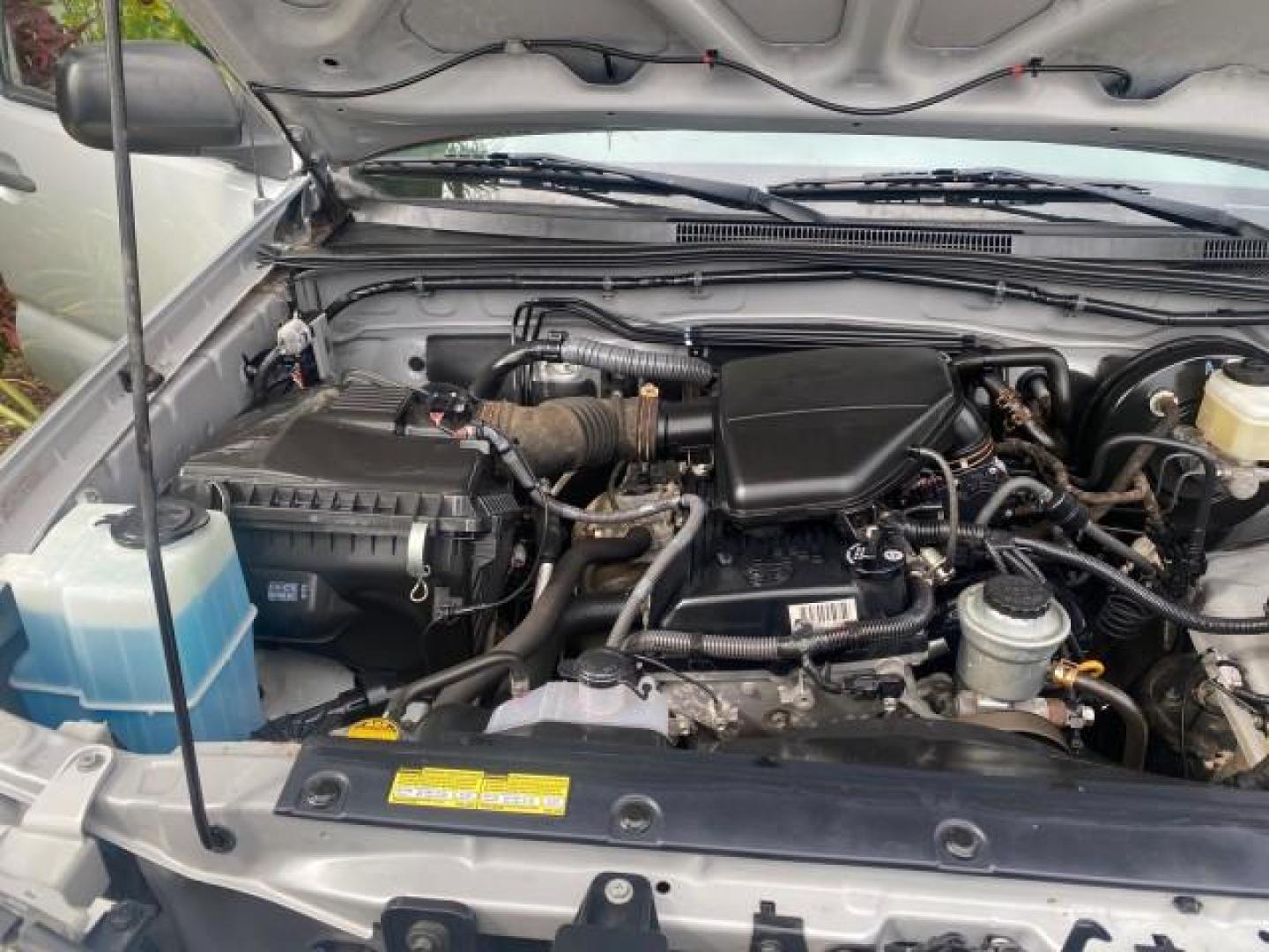 2007 Silver Streak Mica /Gray Toyota Tacoma LOW MILES 28,699 1 OWNER 4 DR (5TETX22N67Z) with an 2.7L DOHC EFI 16-Valve I4 VVT-i Engine engine, Automatic transmission, located at 4701 North Dixie Hwy, Pompano Beach, FL, 33064, (954) 422-2889, 26.240938, -80.123474 - OUR WEBPAGE FLORIDACARS1.COM HAS OVER 100 PHOTOS AND FREE CARFAX LINK 2007 TOYOTA TACOMA VIN: 5TETX22N67Z458097 5 T E T X 2 2 N 6 7 Z 4 5 8 0 9 7 CLUB CAB PICKUP 2.7L I4 F DOHC 16V GASOLINE 28 MPG REAR WHEEL DRIVE Features ABS Brakes Air Conditioning AM/FM Stereo Automatic Transmission CD Audio Clot - Photo#25