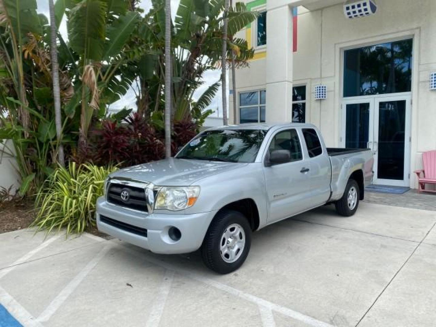 2007 Silver Streak Mica /Gray Toyota Tacoma LOW MILES 28,699 1 OWNER 4 DR (5TETX22N67Z) with an 2.7L DOHC EFI 16-Valve I4 VVT-i Engine engine, Automatic transmission, located at 4701 North Dixie Hwy, Pompano Beach, FL, 33064, (954) 422-2889, 26.240938, -80.123474 - OUR WEBPAGE FLORIDACARS1.COM HAS OVER 100 PHOTOS AND FREE CARFAX LINK 2007 TOYOTA TACOMA VIN: 5TETX22N67Z458097 5 T E T X 2 2 N 6 7 Z 4 5 8 0 9 7 CLUB CAB PICKUP 2.7L I4 F DOHC 16V GASOLINE 28 MPG REAR WHEEL DRIVE Features ABS Brakes Air Conditioning AM/FM Stereo Automatic Transmission CD Audio Clot - Photo#29