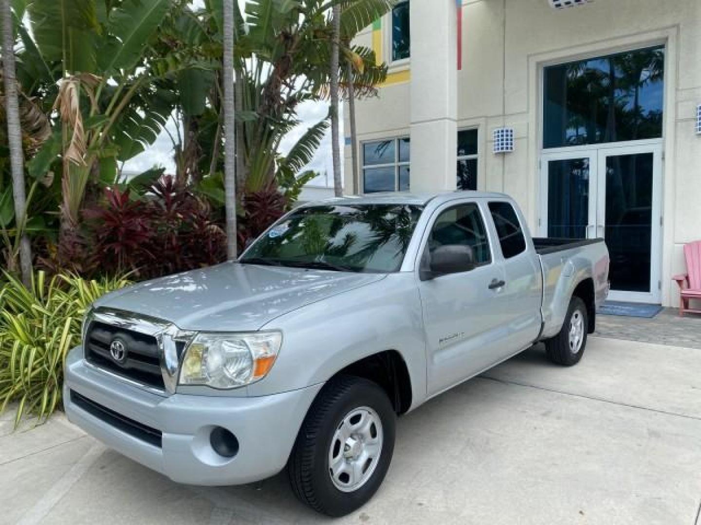 2007 Silver Streak Mica /Gray Toyota Tacoma LOW MILES 28,699 1 OWNER 4 DR (5TETX22N67Z) with an 2.7L DOHC EFI 16-Valve I4 VVT-i Engine engine, Automatic transmission, located at 4701 North Dixie Hwy, Pompano Beach, FL, 33064, (954) 422-2889, 26.240938, -80.123474 - OUR WEBPAGE FLORIDACARS1.COM HAS OVER 100 PHOTOS AND FREE CARFAX LINK 2007 TOYOTA TACOMA VIN: 5TETX22N67Z458097 5 T E T X 2 2 N 6 7 Z 4 5 8 0 9 7 CLUB CAB PICKUP 2.7L I4 F DOHC 16V GASOLINE 28 MPG REAR WHEEL DRIVE Features ABS Brakes Air Conditioning AM/FM Stereo Automatic Transmission CD Audio Clot - Photo#30