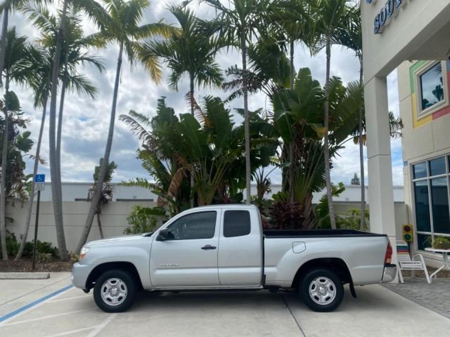 2007 Silver Streak Mica /Gray Toyota Tacoma LOW MILES 28,699 1 OWNER 4 DR (5TETX22N67Z) with an 2.7L DOHC EFI 16-Valve I4 VVT-i Engine engine, Automatic transmission, located at 4701 North Dixie Hwy, Pompano Beach, FL, 33064, (954) 422-2889, 26.240938, -80.123474 - OUR WEBPAGE FLORIDACARS1.COM HAS OVER 100 PHOTOS AND FREE CARFAX LINK 2007 TOYOTA TACOMA VIN: 5TETX22N67Z458097 5 T E T X 2 2 N 6 7 Z 4 5 8 0 9 7 CLUB CAB PICKUP 2.7L I4 F DOHC 16V GASOLINE 28 MPG REAR WHEEL DRIVE Features ABS Brakes Air Conditioning AM/FM Stereo Automatic Transmission CD Audio Clot - Photo#31