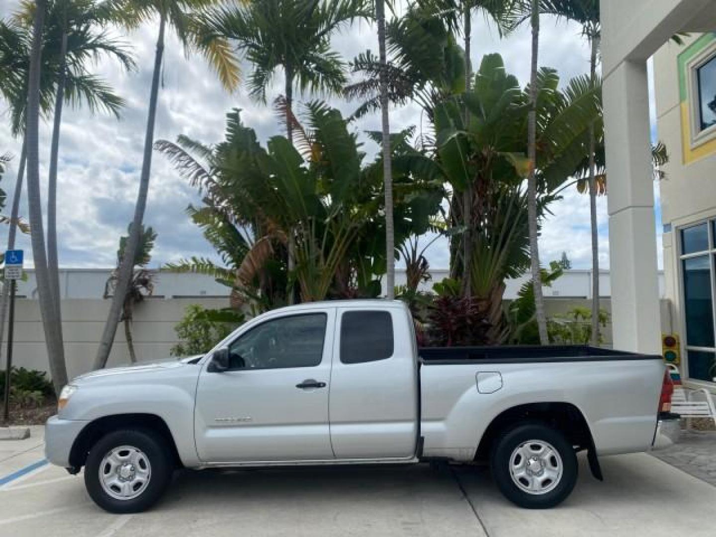 2007 Silver Streak Mica /Gray Toyota Tacoma LOW MILES 28,699 1 OWNER 4 DR (5TETX22N67Z) with an 2.7L DOHC EFI 16-Valve I4 VVT-i Engine engine, Automatic transmission, located at 4701 North Dixie Hwy, Pompano Beach, FL, 33064, (954) 422-2889, 26.240938, -80.123474 - OUR WEBPAGE FLORIDACARS1.COM HAS OVER 100 PHOTOS AND FREE CARFAX LINK 2007 TOYOTA TACOMA VIN: 5TETX22N67Z458097 5 T E T X 2 2 N 6 7 Z 4 5 8 0 9 7 CLUB CAB PICKUP 2.7L I4 F DOHC 16V GASOLINE 28 MPG REAR WHEEL DRIVE Features ABS Brakes Air Conditioning AM/FM Stereo Automatic Transmission CD Audio Clot - Photo#32