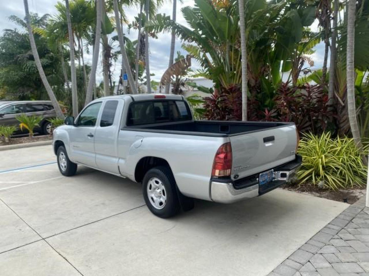 2007 Silver Streak Mica /Gray Toyota Tacoma LOW MILES 28,699 1 OWNER 4 DR (5TETX22N67Z) with an 2.7L DOHC EFI 16-Valve I4 VVT-i Engine engine, Automatic transmission, located at 4701 North Dixie Hwy, Pompano Beach, FL, 33064, (954) 422-2889, 26.240938, -80.123474 - OUR WEBPAGE FLORIDACARS1.COM HAS OVER 100 PHOTOS AND FREE CARFAX LINK 2007 TOYOTA TACOMA VIN: 5TETX22N67Z458097 5 T E T X 2 2 N 6 7 Z 4 5 8 0 9 7 CLUB CAB PICKUP 2.7L I4 F DOHC 16V GASOLINE 28 MPG REAR WHEEL DRIVE Features ABS Brakes Air Conditioning AM/FM Stereo Automatic Transmission CD Audio Clot - Photo#33