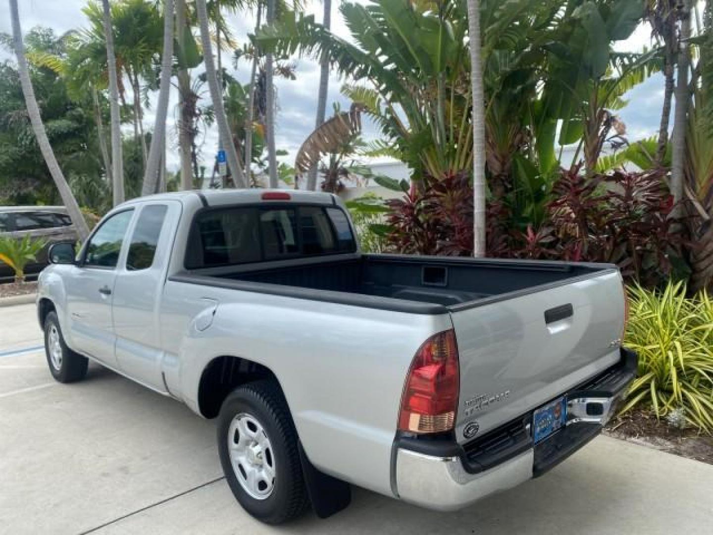 2007 Silver Streak Mica /Gray Toyota Tacoma LOW MILES 28,699 1 OWNER 4 DR (5TETX22N67Z) with an 2.7L DOHC EFI 16-Valve I4 VVT-i Engine engine, Automatic transmission, located at 4701 North Dixie Hwy, Pompano Beach, FL, 33064, (954) 422-2889, 26.240938, -80.123474 - OUR WEBPAGE FLORIDACARS1.COM HAS OVER 100 PHOTOS AND FREE CARFAX LINK 2007 TOYOTA TACOMA VIN: 5TETX22N67Z458097 5 T E T X 2 2 N 6 7 Z 4 5 8 0 9 7 CLUB CAB PICKUP 2.7L I4 F DOHC 16V GASOLINE 28 MPG REAR WHEEL DRIVE Features ABS Brakes Air Conditioning AM/FM Stereo Automatic Transmission CD Audio Clot - Photo#34