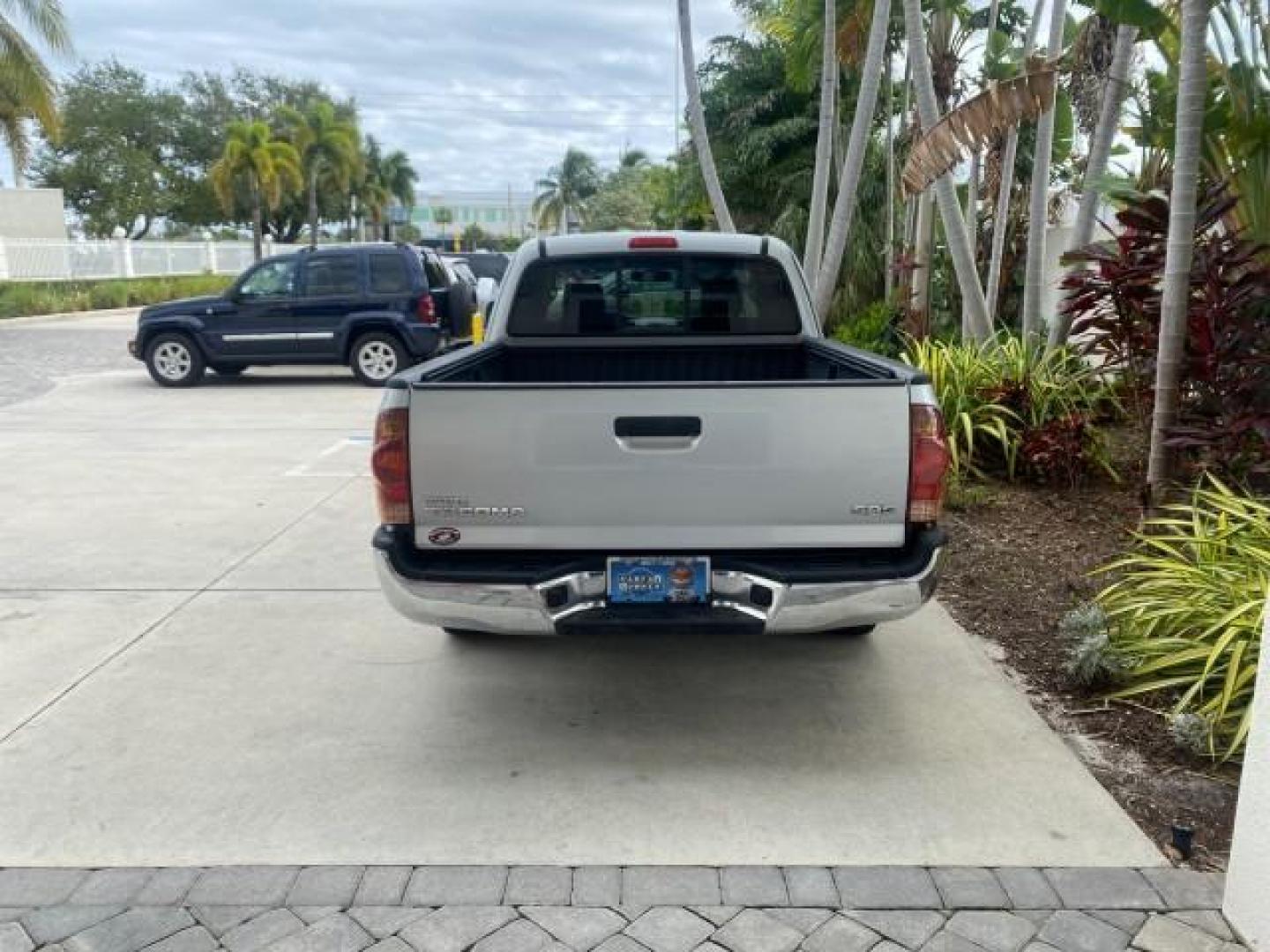2007 Silver Streak Mica /Gray Toyota Tacoma LOW MILES 28,699 1 OWNER 4 DR (5TETX22N67Z) with an 2.7L DOHC EFI 16-Valve I4 VVT-i Engine engine, Automatic transmission, located at 4701 North Dixie Hwy, Pompano Beach, FL, 33064, (954) 422-2889, 26.240938, -80.123474 - OUR WEBPAGE FLORIDACARS1.COM HAS OVER 100 PHOTOS AND FREE CARFAX LINK 2007 TOYOTA TACOMA VIN: 5TETX22N67Z458097 5 T E T X 2 2 N 6 7 Z 4 5 8 0 9 7 CLUB CAB PICKUP 2.7L I4 F DOHC 16V GASOLINE 28 MPG REAR WHEEL DRIVE Features ABS Brakes Air Conditioning AM/FM Stereo Automatic Transmission CD Audio Clot - Photo#35