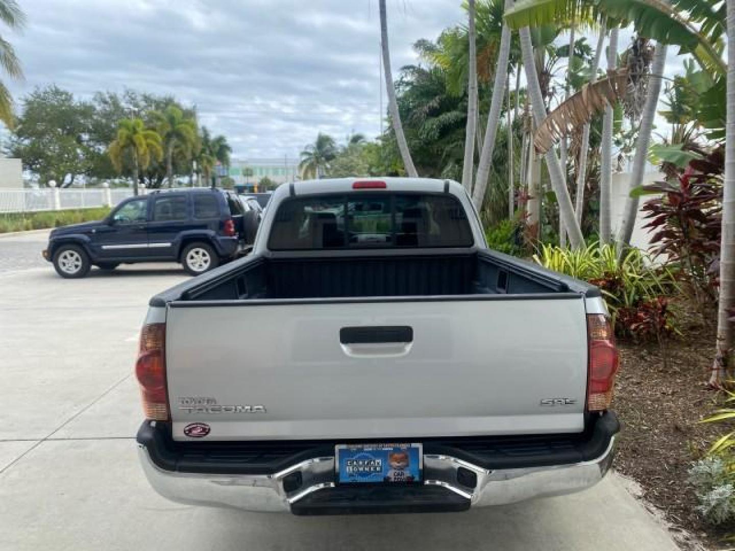 2007 Silver Streak Mica /Gray Toyota Tacoma LOW MILES 28,699 1 OWNER 4 DR (5TETX22N67Z) with an 2.7L DOHC EFI 16-Valve I4 VVT-i Engine engine, Automatic transmission, located at 4701 North Dixie Hwy, Pompano Beach, FL, 33064, (954) 422-2889, 26.240938, -80.123474 - OUR WEBPAGE FLORIDACARS1.COM HAS OVER 100 PHOTOS AND FREE CARFAX LINK 2007 TOYOTA TACOMA VIN: 5TETX22N67Z458097 5 T E T X 2 2 N 6 7 Z 4 5 8 0 9 7 CLUB CAB PICKUP 2.7L I4 F DOHC 16V GASOLINE 28 MPG REAR WHEEL DRIVE Features ABS Brakes Air Conditioning AM/FM Stereo Automatic Transmission CD Audio Clot - Photo#36