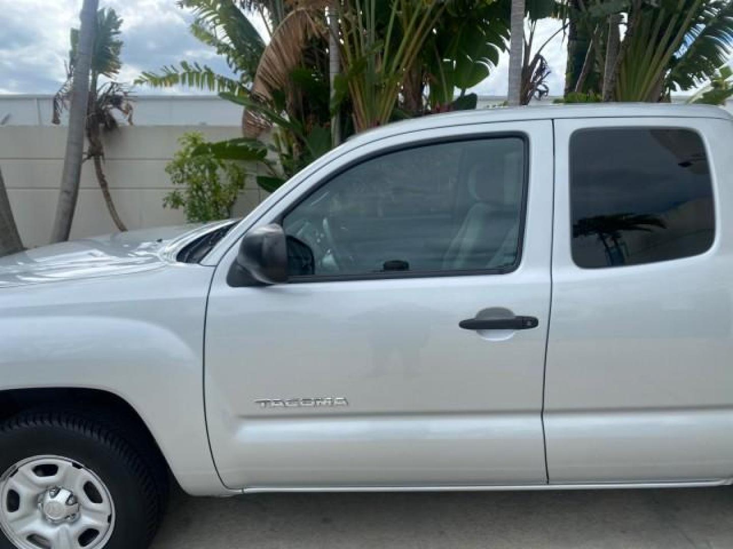 2007 Silver Streak Mica /Gray Toyota Tacoma LOW MILES 28,699 1 OWNER 4 DR (5TETX22N67Z) with an 2.7L DOHC EFI 16-Valve I4 VVT-i Engine engine, Automatic transmission, located at 4701 North Dixie Hwy, Pompano Beach, FL, 33064, (954) 422-2889, 26.240938, -80.123474 - OUR WEBPAGE FLORIDACARS1.COM HAS OVER 100 PHOTOS AND FREE CARFAX LINK 2007 TOYOTA TACOMA VIN: 5TETX22N67Z458097 5 T E T X 2 2 N 6 7 Z 4 5 8 0 9 7 CLUB CAB PICKUP 2.7L I4 F DOHC 16V GASOLINE 28 MPG REAR WHEEL DRIVE Features ABS Brakes Air Conditioning AM/FM Stereo Automatic Transmission CD Audio Clot - Photo#37
