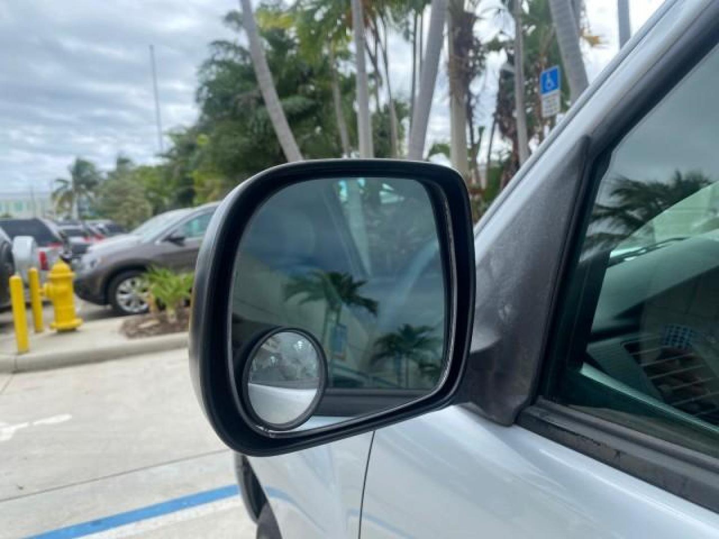 2007 Silver Streak Mica /Gray Toyota Tacoma LOW MILES 28,699 1 OWNER 4 DR (5TETX22N67Z) with an 2.7L DOHC EFI 16-Valve I4 VVT-i Engine engine, Automatic transmission, located at 4701 North Dixie Hwy, Pompano Beach, FL, 33064, (954) 422-2889, 26.240938, -80.123474 - OUR WEBPAGE FLORIDACARS1.COM HAS OVER 100 PHOTOS AND FREE CARFAX LINK 2007 TOYOTA TACOMA VIN: 5TETX22N67Z458097 5 T E T X 2 2 N 6 7 Z 4 5 8 0 9 7 CLUB CAB PICKUP 2.7L I4 F DOHC 16V GASOLINE 28 MPG REAR WHEEL DRIVE Features ABS Brakes Air Conditioning AM/FM Stereo Automatic Transmission CD Audio Clot - Photo#40