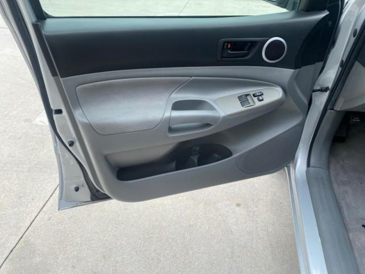 2007 Silver Streak Mica /Gray Toyota Tacoma LOW MILES 28,699 1 OWNER 4 DR (5TETX22N67Z) with an 2.7L DOHC EFI 16-Valve I4 VVT-i Engine engine, Automatic transmission, located at 4701 North Dixie Hwy, Pompano Beach, FL, 33064, (954) 422-2889, 26.240938, -80.123474 - OUR WEBPAGE FLORIDACARS1.COM HAS OVER 100 PHOTOS AND FREE CARFAX LINK 2007 TOYOTA TACOMA VIN: 5TETX22N67Z458097 5 T E T X 2 2 N 6 7 Z 4 5 8 0 9 7 CLUB CAB PICKUP 2.7L I4 F DOHC 16V GASOLINE 28 MPG REAR WHEEL DRIVE Features ABS Brakes Air Conditioning AM/FM Stereo Automatic Transmission CD Audio Clot - Photo#42