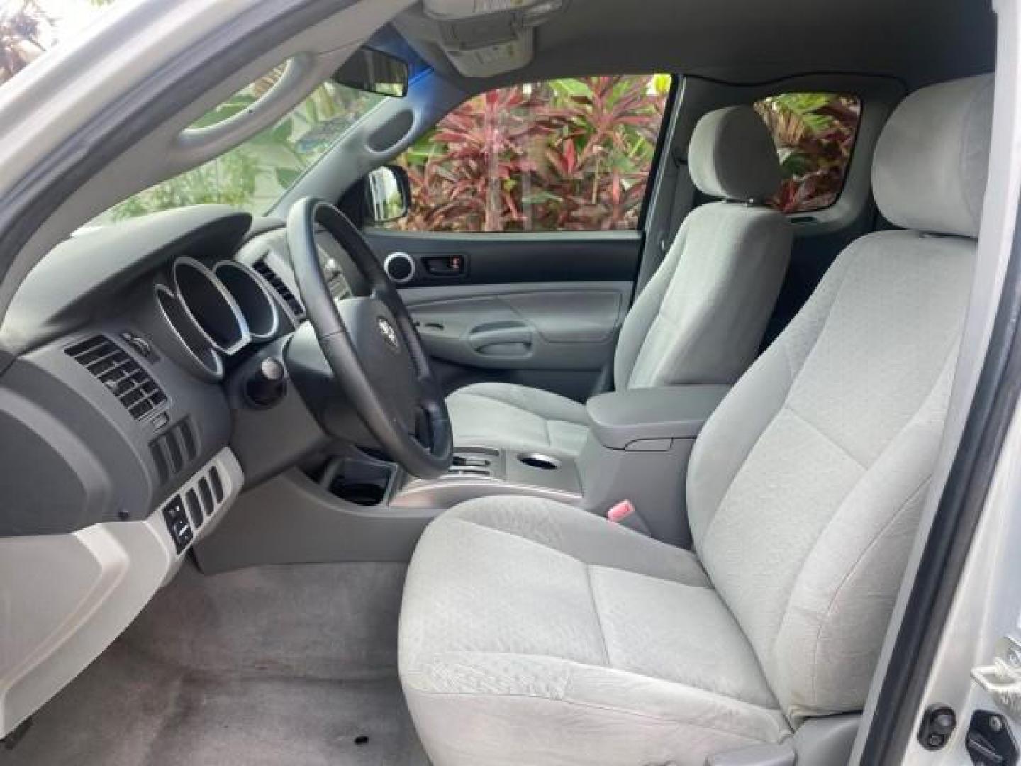2007 Silver Streak Mica /Gray Toyota Tacoma LOW MILES 28,699 1 OWNER 4 DR (5TETX22N67Z) with an 2.7L DOHC EFI 16-Valve I4 VVT-i Engine engine, Automatic transmission, located at 4701 North Dixie Hwy, Pompano Beach, FL, 33064, (954) 422-2889, 26.240938, -80.123474 - OUR WEBPAGE FLORIDACARS1.COM HAS OVER 100 PHOTOS AND FREE CARFAX LINK 2007 TOYOTA TACOMA VIN: 5TETX22N67Z458097 5 T E T X 2 2 N 6 7 Z 4 5 8 0 9 7 CLUB CAB PICKUP 2.7L I4 F DOHC 16V GASOLINE 28 MPG REAR WHEEL DRIVE Features ABS Brakes Air Conditioning AM/FM Stereo Automatic Transmission CD Audio Clot - Photo#44