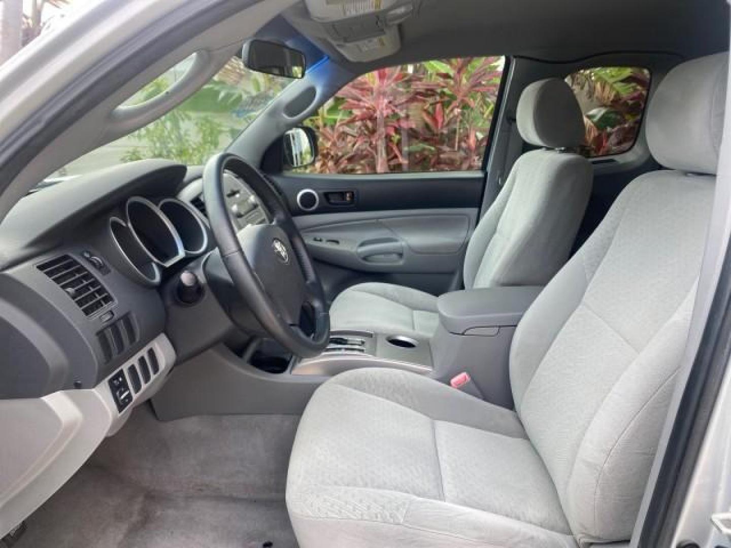 2007 Silver Streak Mica /Gray Toyota Tacoma LOW MILES 28,699 1 OWNER 4 DR (5TETX22N67Z) with an 2.7L DOHC EFI 16-Valve I4 VVT-i Engine engine, Automatic transmission, located at 4701 North Dixie Hwy, Pompano Beach, FL, 33064, (954) 422-2889, 26.240938, -80.123474 - OUR WEBPAGE FLORIDACARS1.COM HAS OVER 100 PHOTOS AND FREE CARFAX LINK 2007 TOYOTA TACOMA VIN: 5TETX22N67Z458097 5 T E T X 2 2 N 6 7 Z 4 5 8 0 9 7 CLUB CAB PICKUP 2.7L I4 F DOHC 16V GASOLINE 28 MPG REAR WHEEL DRIVE Features ABS Brakes Air Conditioning AM/FM Stereo Automatic Transmission CD Audio Clot - Photo#45