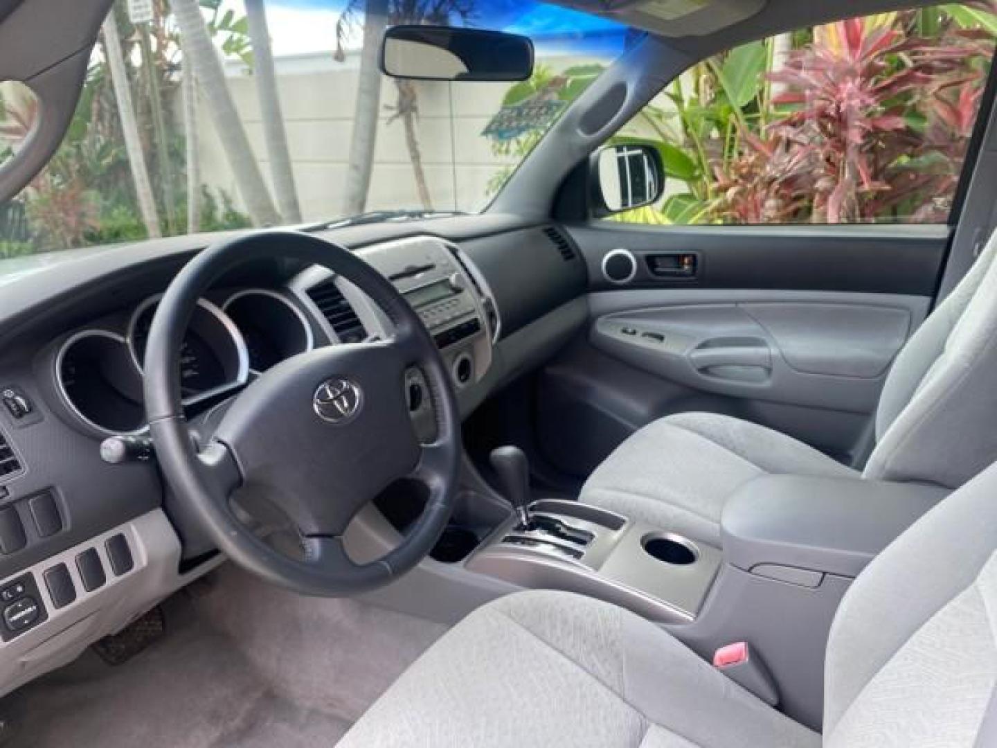 2007 Silver Streak Mica /Gray Toyota Tacoma LOW MILES 28,699 1 OWNER 4 DR (5TETX22N67Z) with an 2.7L DOHC EFI 16-Valve I4 VVT-i Engine engine, Automatic transmission, located at 4701 North Dixie Hwy, Pompano Beach, FL, 33064, (954) 422-2889, 26.240938, -80.123474 - OUR WEBPAGE FLORIDACARS1.COM HAS OVER 100 PHOTOS AND FREE CARFAX LINK 2007 TOYOTA TACOMA VIN: 5TETX22N67Z458097 5 T E T X 2 2 N 6 7 Z 4 5 8 0 9 7 CLUB CAB PICKUP 2.7L I4 F DOHC 16V GASOLINE 28 MPG REAR WHEEL DRIVE Features ABS Brakes Air Conditioning AM/FM Stereo Automatic Transmission CD Audio Clot - Photo#47