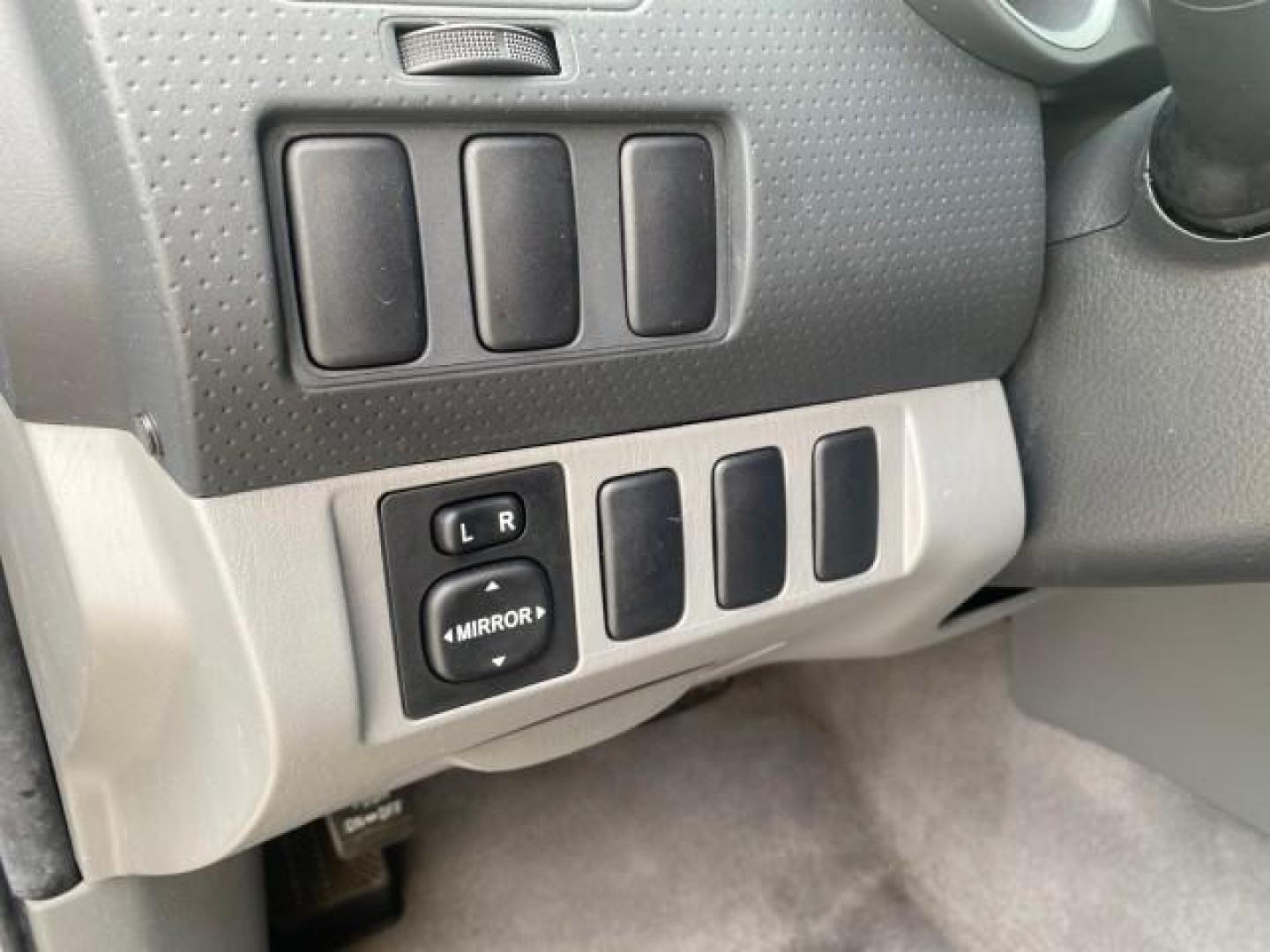 2007 Silver Streak Mica /Gray Toyota Tacoma LOW MILES 28,699 1 OWNER 4 DR (5TETX22N67Z) with an 2.7L DOHC EFI 16-Valve I4 VVT-i Engine engine, Automatic transmission, located at 4701 North Dixie Hwy, Pompano Beach, FL, 33064, (954) 422-2889, 26.240938, -80.123474 - OUR WEBPAGE FLORIDACARS1.COM HAS OVER 100 PHOTOS AND FREE CARFAX LINK 2007 TOYOTA TACOMA VIN: 5TETX22N67Z458097 5 T E T X 2 2 N 6 7 Z 4 5 8 0 9 7 CLUB CAB PICKUP 2.7L I4 F DOHC 16V GASOLINE 28 MPG REAR WHEEL DRIVE Features ABS Brakes Air Conditioning AM/FM Stereo Automatic Transmission CD Audio Clot - Photo#52