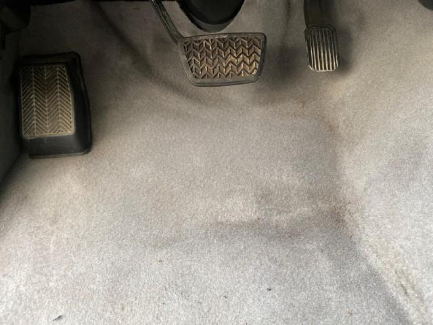 2007 Silver Streak Mica /Gray Toyota Tacoma LOW MILES 28,699 1 OWNER 4 DR (5TETX22N67Z) with an 2.7L DOHC EFI 16-Valve I4 VVT-i Engine engine, Automatic transmission, located at 4701 North Dixie Hwy, Pompano Beach, FL, 33064, (954) 422-2889, 26.240938, -80.123474 - OUR WEBPAGE FLORIDACARS1.COM HAS OVER 100 PHOTOS AND FREE CARFAX LINK 2007 TOYOTA TACOMA VIN: 5TETX22N67Z458097 5 T E T X 2 2 N 6 7 Z 4 5 8 0 9 7 CLUB CAB PICKUP 2.7L I4 F DOHC 16V GASOLINE 28 MPG REAR WHEEL DRIVE Features ABS Brakes Air Conditioning AM/FM Stereo Automatic Transmission CD Audio Clot - Photo#53