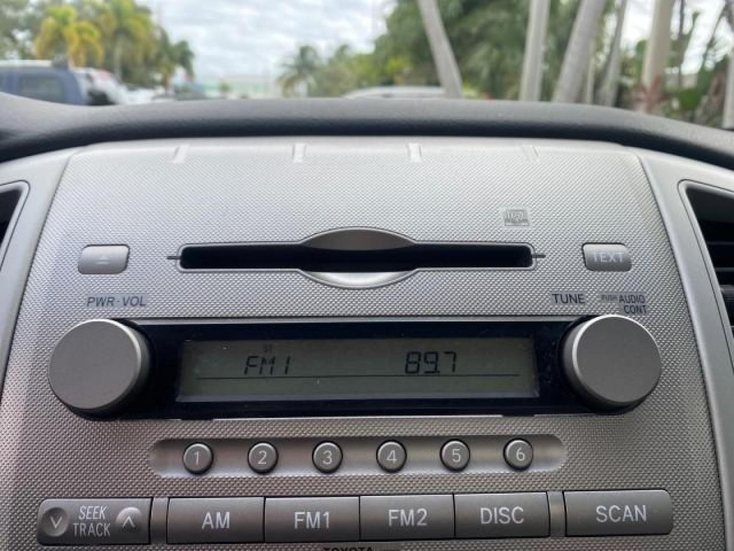 2007 Silver Streak Mica /Gray Toyota Tacoma LOW MILES 28,699 1 OWNER 4 DR (5TETX22N67Z) with an 2.7L DOHC EFI 16-Valve I4 VVT-i Engine engine, Automatic transmission, located at 4701 North Dixie Hwy, Pompano Beach, FL, 33064, (954) 422-2889, 26.240938, -80.123474 - OUR WEBPAGE FLORIDACARS1.COM HAS OVER 100 PHOTOS AND FREE CARFAX LINK 2007 TOYOTA TACOMA VIN: 5TETX22N67Z458097 5 T E T X 2 2 N 6 7 Z 4 5 8 0 9 7 CLUB CAB PICKUP 2.7L I4 F DOHC 16V GASOLINE 28 MPG REAR WHEEL DRIVE Features ABS Brakes Air Conditioning AM/FM Stereo Automatic Transmission CD Audio Clot - Photo#57