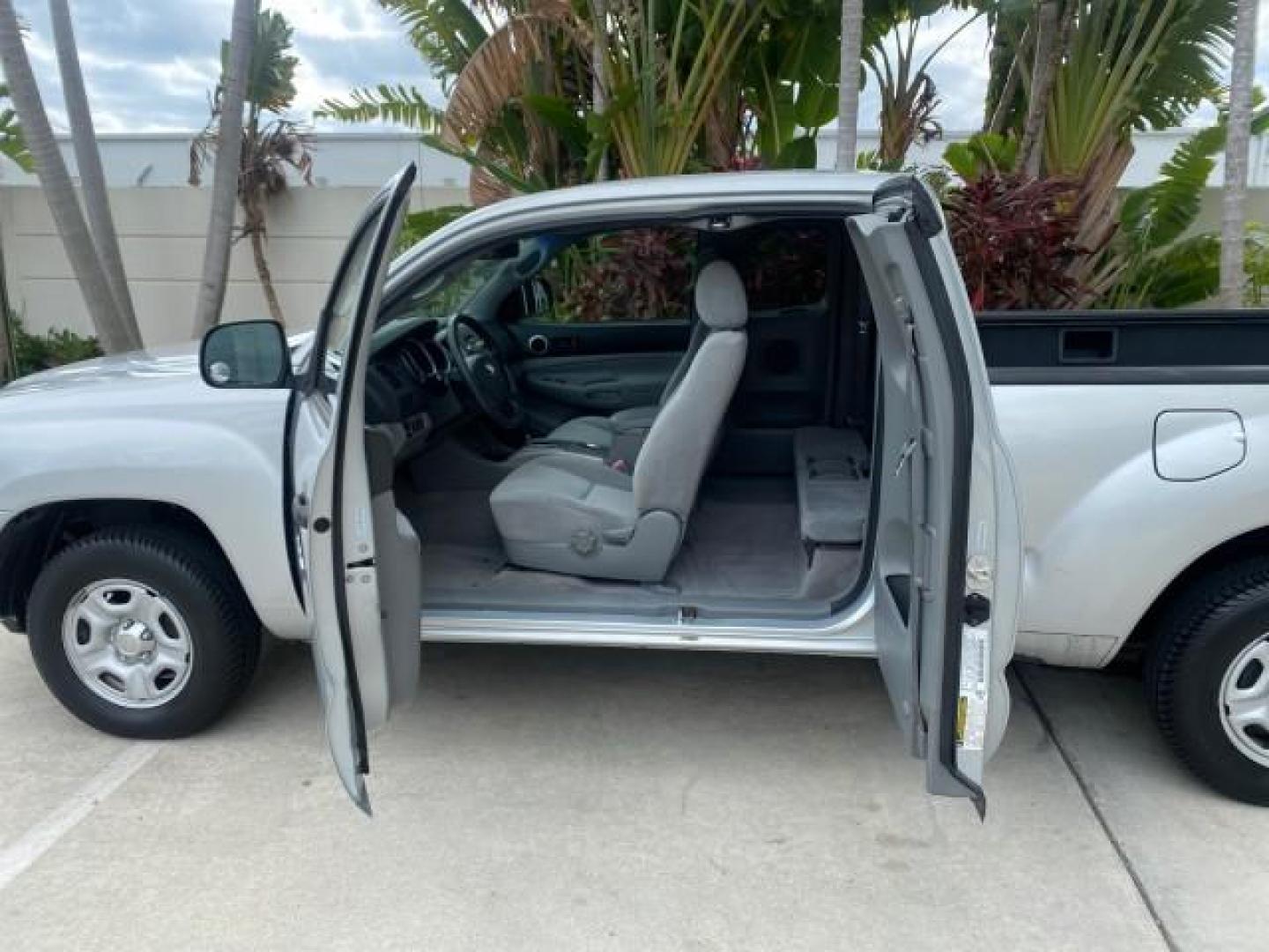 2007 Silver Streak Mica /Gray Toyota Tacoma LOW MILES 28,699 1 OWNER 4 DR (5TETX22N67Z) with an 2.7L DOHC EFI 16-Valve I4 VVT-i Engine engine, Automatic transmission, located at 4701 North Dixie Hwy, Pompano Beach, FL, 33064, (954) 422-2889, 26.240938, -80.123474 - OUR WEBPAGE FLORIDACARS1.COM HAS OVER 100 PHOTOS AND FREE CARFAX LINK 2007 TOYOTA TACOMA VIN: 5TETX22N67Z458097 5 T E T X 2 2 N 6 7 Z 4 5 8 0 9 7 CLUB CAB PICKUP 2.7L I4 F DOHC 16V GASOLINE 28 MPG REAR WHEEL DRIVE Features ABS Brakes Air Conditioning AM/FM Stereo Automatic Transmission CD Audio Clot - Photo#70