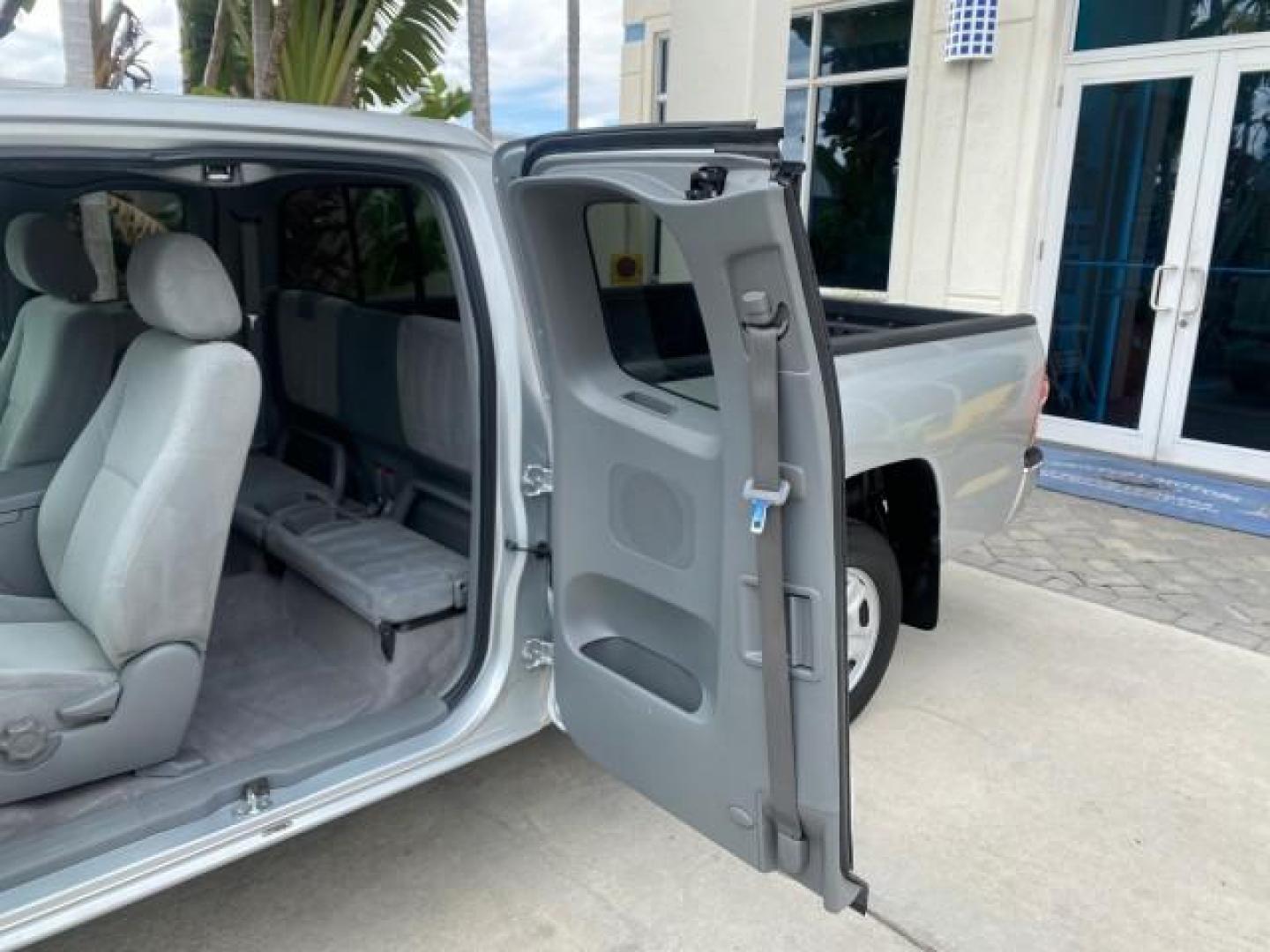 2007 Silver Streak Mica /Gray Toyota Tacoma LOW MILES 28,699 1 OWNER 4 DR (5TETX22N67Z) with an 2.7L DOHC EFI 16-Valve I4 VVT-i Engine engine, Automatic transmission, located at 4701 North Dixie Hwy, Pompano Beach, FL, 33064, (954) 422-2889, 26.240938, -80.123474 - OUR WEBPAGE FLORIDACARS1.COM HAS OVER 100 PHOTOS AND FREE CARFAX LINK 2007 TOYOTA TACOMA VIN: 5TETX22N67Z458097 5 T E T X 2 2 N 6 7 Z 4 5 8 0 9 7 CLUB CAB PICKUP 2.7L I4 F DOHC 16V GASOLINE 28 MPG REAR WHEEL DRIVE Features ABS Brakes Air Conditioning AM/FM Stereo Automatic Transmission CD Audio Clot - Photo#71
