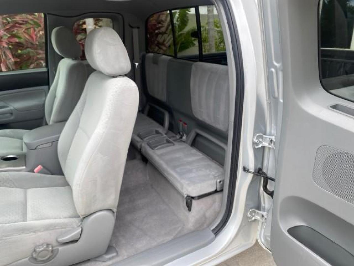 2007 Silver Streak Mica /Gray Toyota Tacoma LOW MILES 28,699 1 OWNER 4 DR (5TETX22N67Z) with an 2.7L DOHC EFI 16-Valve I4 VVT-i Engine engine, Automatic transmission, located at 4701 North Dixie Hwy, Pompano Beach, FL, 33064, (954) 422-2889, 26.240938, -80.123474 - OUR WEBPAGE FLORIDACARS1.COM HAS OVER 100 PHOTOS AND FREE CARFAX LINK 2007 TOYOTA TACOMA VIN: 5TETX22N67Z458097 5 T E T X 2 2 N 6 7 Z 4 5 8 0 9 7 CLUB CAB PICKUP 2.7L I4 F DOHC 16V GASOLINE 28 MPG REAR WHEEL DRIVE Features ABS Brakes Air Conditioning AM/FM Stereo Automatic Transmission CD Audio Clot - Photo#72