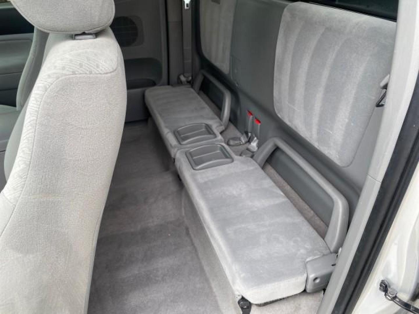 2007 Silver Streak Mica /Gray Toyota Tacoma LOW MILES 28,699 1 OWNER 4 DR (5TETX22N67Z) with an 2.7L DOHC EFI 16-Valve I4 VVT-i Engine engine, Automatic transmission, located at 4701 North Dixie Hwy, Pompano Beach, FL, 33064, (954) 422-2889, 26.240938, -80.123474 - OUR WEBPAGE FLORIDACARS1.COM HAS OVER 100 PHOTOS AND FREE CARFAX LINK 2007 TOYOTA TACOMA VIN: 5TETX22N67Z458097 5 T E T X 2 2 N 6 7 Z 4 5 8 0 9 7 CLUB CAB PICKUP 2.7L I4 F DOHC 16V GASOLINE 28 MPG REAR WHEEL DRIVE Features ABS Brakes Air Conditioning AM/FM Stereo Automatic Transmission CD Audio Clot - Photo#73