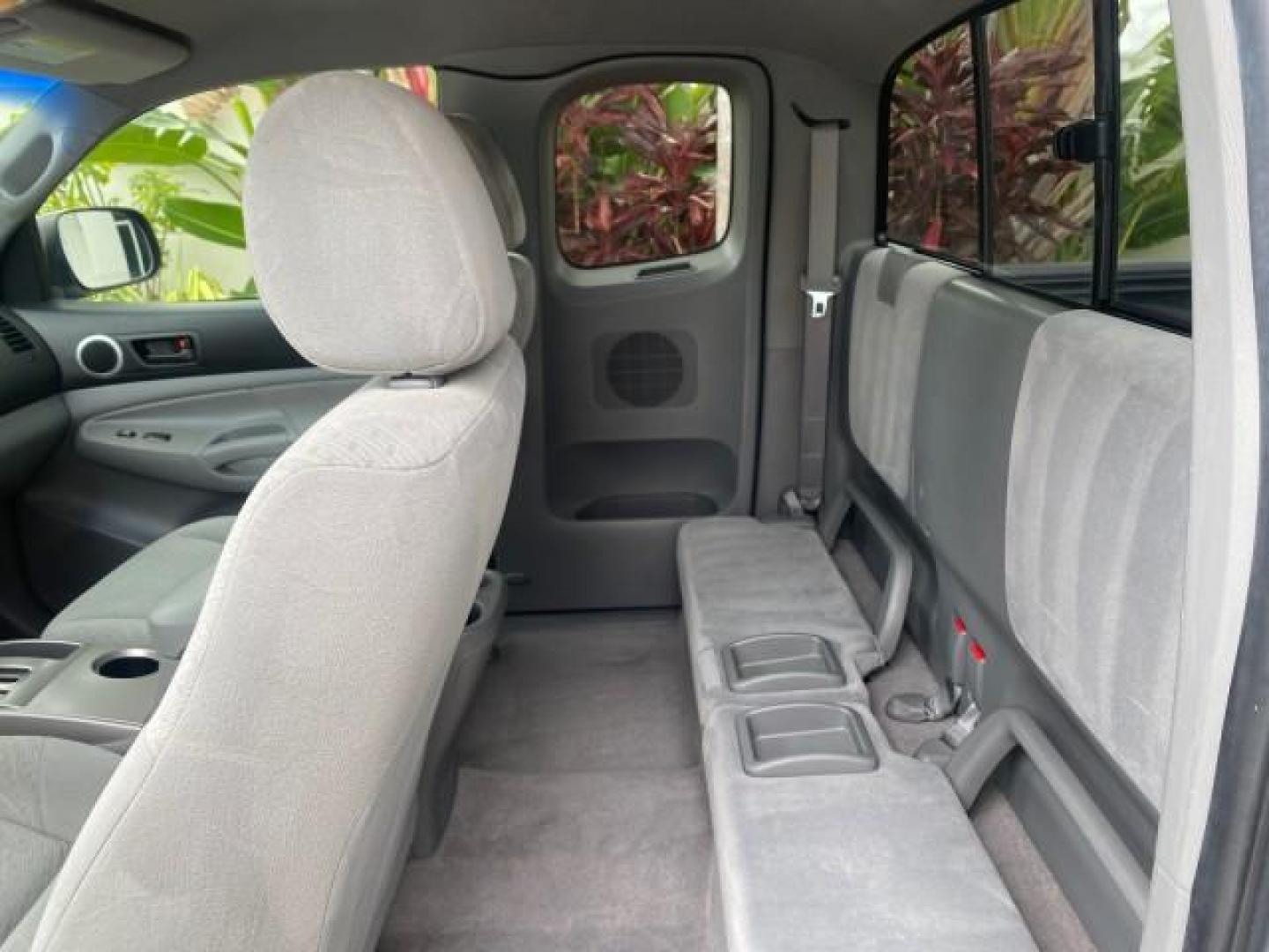 2007 Silver Streak Mica /Gray Toyota Tacoma LOW MILES 28,699 1 OWNER 4 DR (5TETX22N67Z) with an 2.7L DOHC EFI 16-Valve I4 VVT-i Engine engine, Automatic transmission, located at 4701 North Dixie Hwy, Pompano Beach, FL, 33064, (954) 422-2889, 26.240938, -80.123474 - OUR WEBPAGE FLORIDACARS1.COM HAS OVER 100 PHOTOS AND FREE CARFAX LINK 2007 TOYOTA TACOMA VIN: 5TETX22N67Z458097 5 T E T X 2 2 N 6 7 Z 4 5 8 0 9 7 CLUB CAB PICKUP 2.7L I4 F DOHC 16V GASOLINE 28 MPG REAR WHEEL DRIVE Features ABS Brakes Air Conditioning AM/FM Stereo Automatic Transmission CD Audio Clot - Photo#75