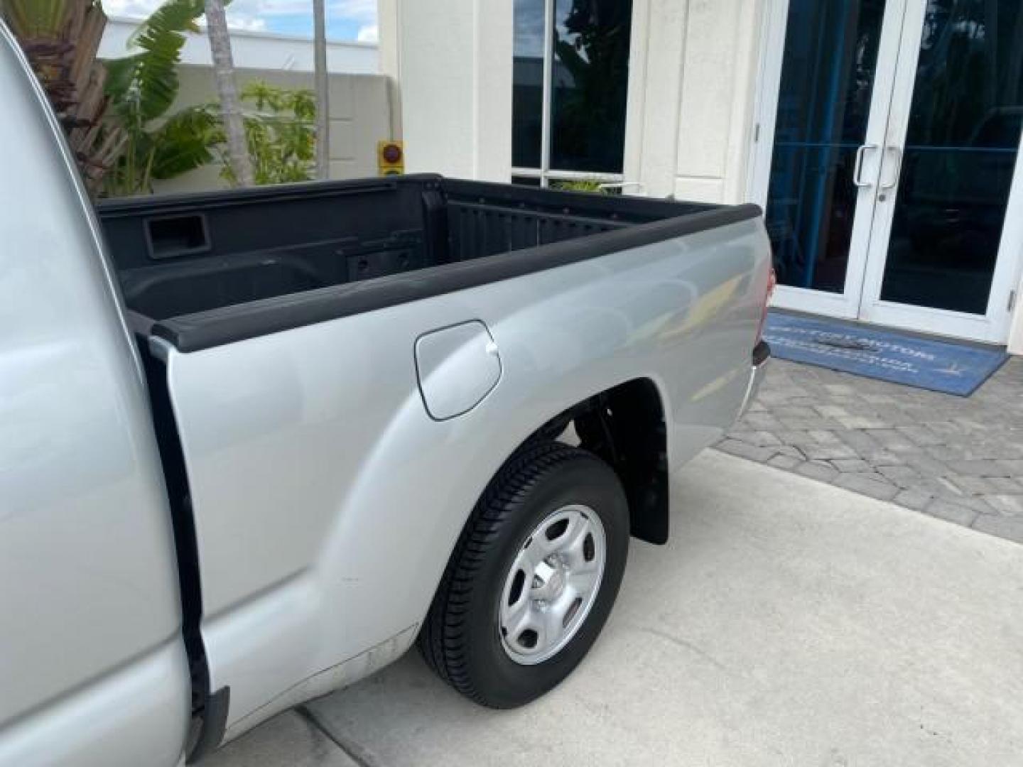2007 Silver Streak Mica /Gray Toyota Tacoma LOW MILES 28,699 1 OWNER 4 DR (5TETX22N67Z) with an 2.7L DOHC EFI 16-Valve I4 VVT-i Engine engine, Automatic transmission, located at 4701 North Dixie Hwy, Pompano Beach, FL, 33064, (954) 422-2889, 26.240938, -80.123474 - OUR WEBPAGE FLORIDACARS1.COM HAS OVER 100 PHOTOS AND FREE CARFAX LINK 2007 TOYOTA TACOMA VIN: 5TETX22N67Z458097 5 T E T X 2 2 N 6 7 Z 4 5 8 0 9 7 CLUB CAB PICKUP 2.7L I4 F DOHC 16V GASOLINE 28 MPG REAR WHEEL DRIVE Features ABS Brakes Air Conditioning AM/FM Stereo Automatic Transmission CD Audio Clot - Photo#76