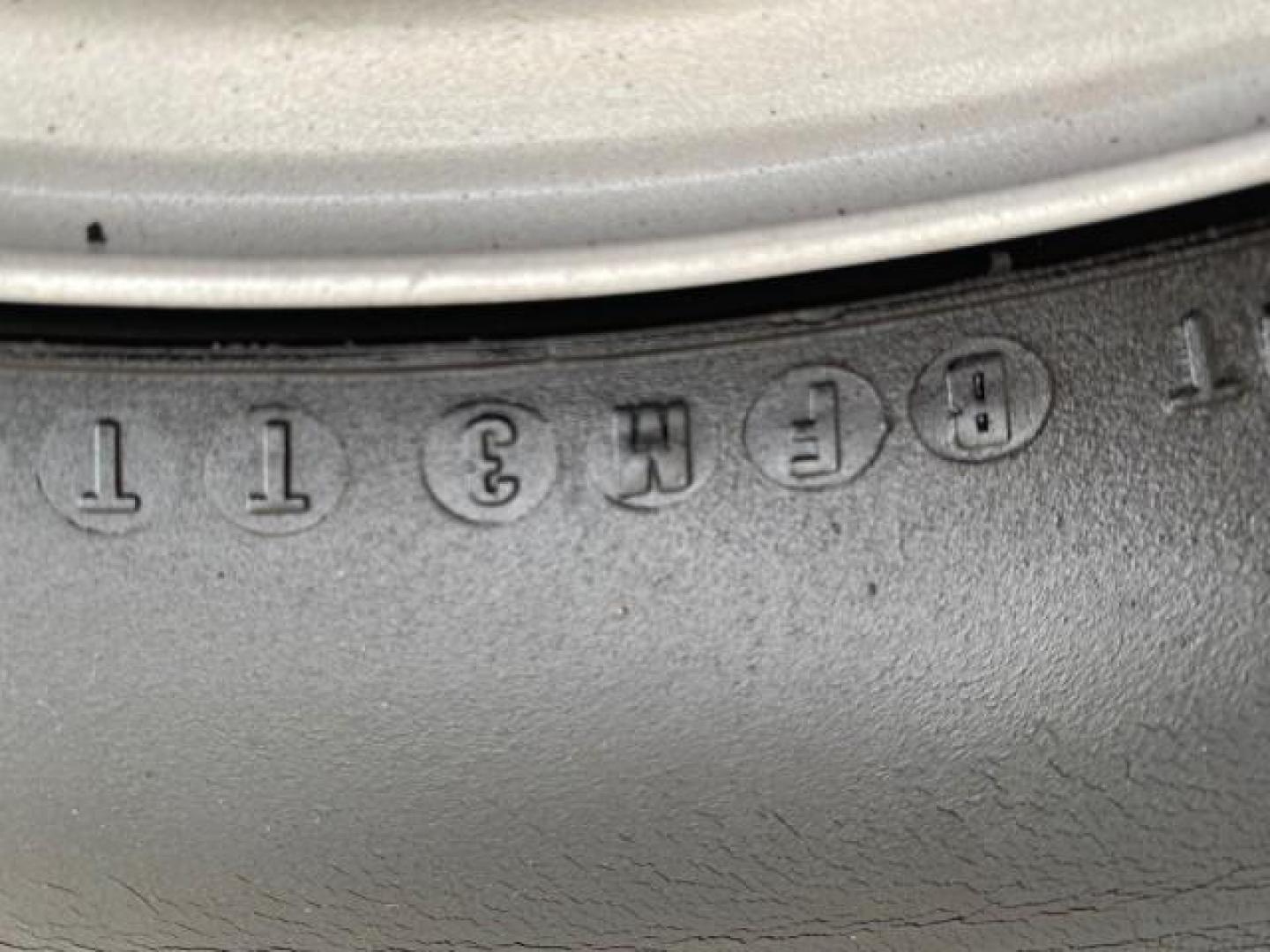 2007 Silver Streak Mica /Gray Toyota Tacoma LOW MILES 28,699 1 OWNER 4 DR (5TETX22N67Z) with an 2.7L DOHC EFI 16-Valve I4 VVT-i Engine engine, Automatic transmission, located at 4701 North Dixie Hwy, Pompano Beach, FL, 33064, (954) 422-2889, 26.240938, -80.123474 - OUR WEBPAGE FLORIDACARS1.COM HAS OVER 100 PHOTOS AND FREE CARFAX LINK 2007 TOYOTA TACOMA VIN: 5TETX22N67Z458097 5 T E T X 2 2 N 6 7 Z 4 5 8 0 9 7 CLUB CAB PICKUP 2.7L I4 F DOHC 16V GASOLINE 28 MPG REAR WHEEL DRIVE Features ABS Brakes Air Conditioning AM/FM Stereo Automatic Transmission CD Audio Clot - Photo#78