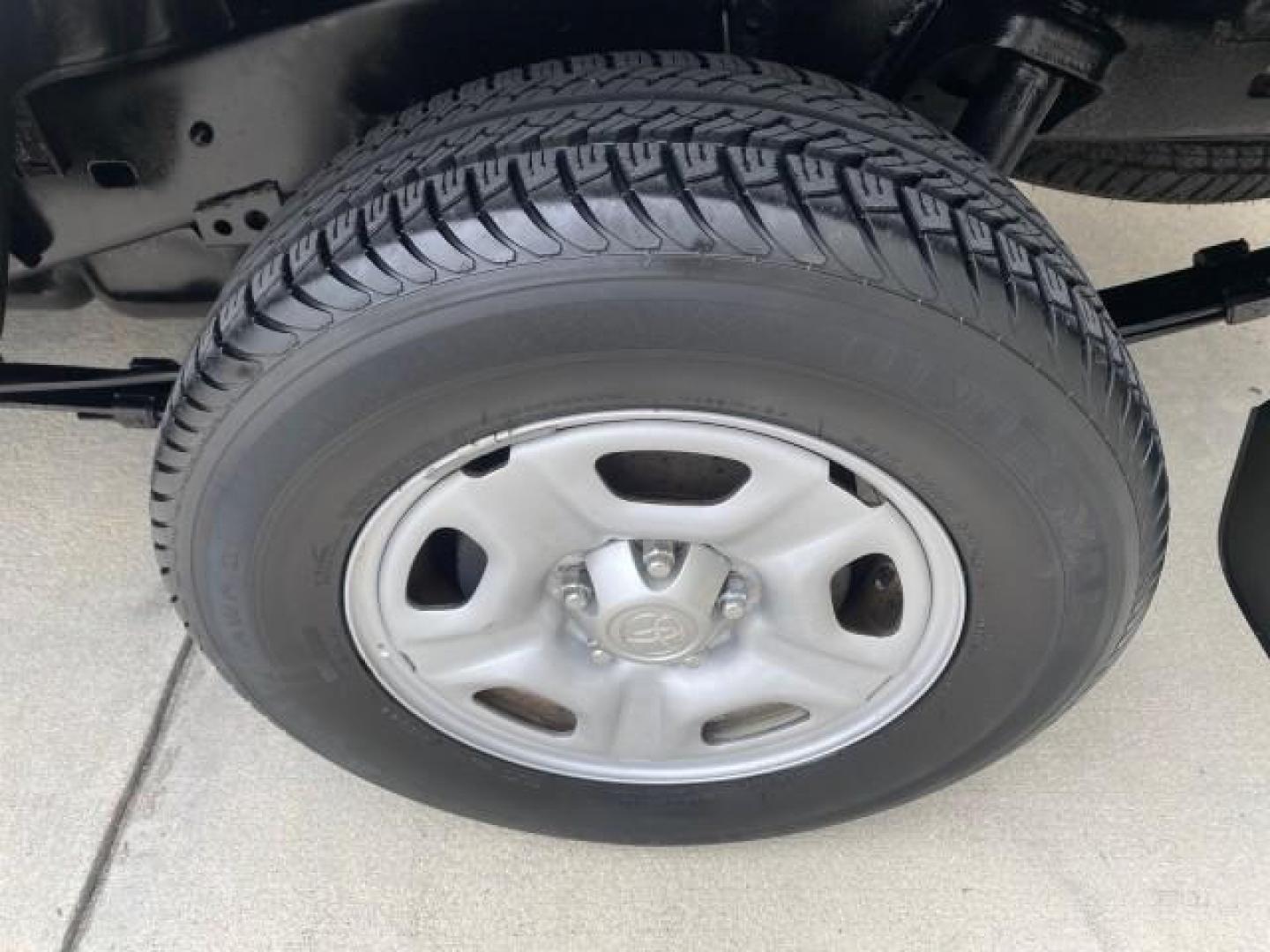 2007 Silver Streak Mica /Gray Toyota Tacoma LOW MILES 28,699 1 OWNER 4 DR (5TETX22N67Z) with an 2.7L DOHC EFI 16-Valve I4 VVT-i Engine engine, Automatic transmission, located at 4701 North Dixie Hwy, Pompano Beach, FL, 33064, (954) 422-2889, 26.240938, -80.123474 - OUR WEBPAGE FLORIDACARS1.COM HAS OVER 100 PHOTOS AND FREE CARFAX LINK 2007 TOYOTA TACOMA VIN: 5TETX22N67Z458097 5 T E T X 2 2 N 6 7 Z 4 5 8 0 9 7 CLUB CAB PICKUP 2.7L I4 F DOHC 16V GASOLINE 28 MPG REAR WHEEL DRIVE Features ABS Brakes Air Conditioning AM/FM Stereo Automatic Transmission CD Audio Clot - Photo#80