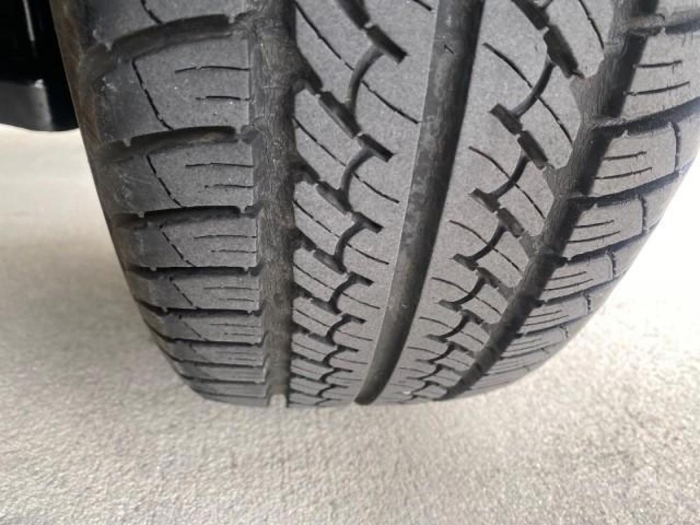 2007 Silver Streak Mica /Gray Toyota Tacoma LOW MILES 28,699 1 OWNER 4 DR (5TETX22N67Z) with an 2.7L DOHC EFI 16-Valve I4 VVT-i Engine engine, Automatic transmission, located at 4701 North Dixie Hwy, Pompano Beach, FL, 33064, (954) 422-2889, 26.240938, -80.123474 - OUR WEBPAGE FLORIDACARS1.COM HAS OVER 100 PHOTOS AND FREE CARFAX LINK 2007 TOYOTA TACOMA VIN: 5TETX22N67Z458097 5 T E T X 2 2 N 6 7 Z 4 5 8 0 9 7 CLUB CAB PICKUP 2.7L I4 F DOHC 16V GASOLINE 28 MPG REAR WHEEL DRIVE Features ABS Brakes Air Conditioning AM/FM Stereo Automatic Transmission CD Audio Clot - Photo#81