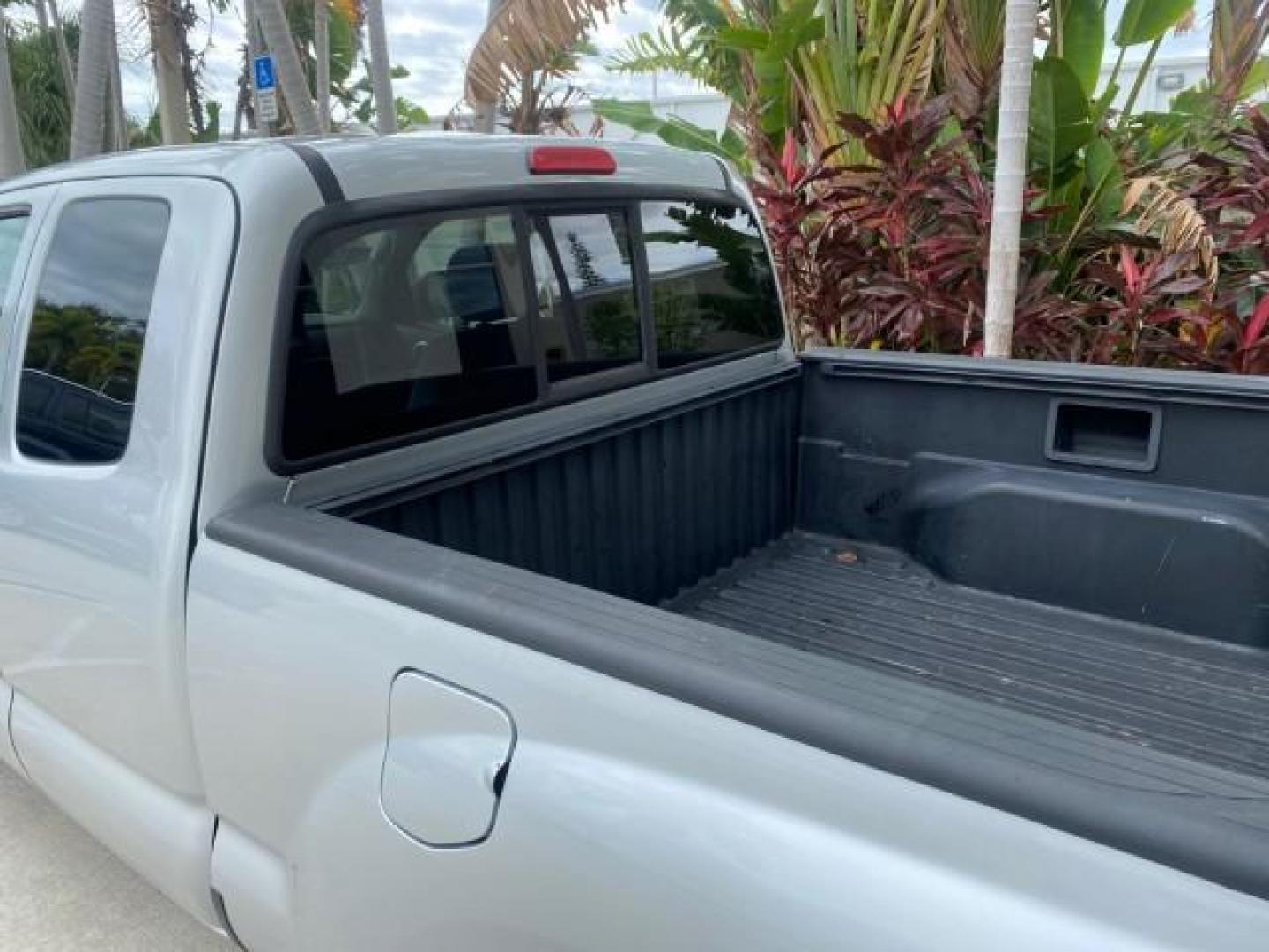 2007 Silver Streak Mica /Gray Toyota Tacoma LOW MILES 28,699 1 OWNER 4 DR (5TETX22N67Z) with an 2.7L DOHC EFI 16-Valve I4 VVT-i Engine engine, Automatic transmission, located at 4701 North Dixie Hwy, Pompano Beach, FL, 33064, (954) 422-2889, 26.240938, -80.123474 - OUR WEBPAGE FLORIDACARS1.COM HAS OVER 100 PHOTOS AND FREE CARFAX LINK 2007 TOYOTA TACOMA VIN: 5TETX22N67Z458097 5 T E T X 2 2 N 6 7 Z 4 5 8 0 9 7 CLUB CAB PICKUP 2.7L I4 F DOHC 16V GASOLINE 28 MPG REAR WHEEL DRIVE Features ABS Brakes Air Conditioning AM/FM Stereo Automatic Transmission CD Audio Clot - Photo#82