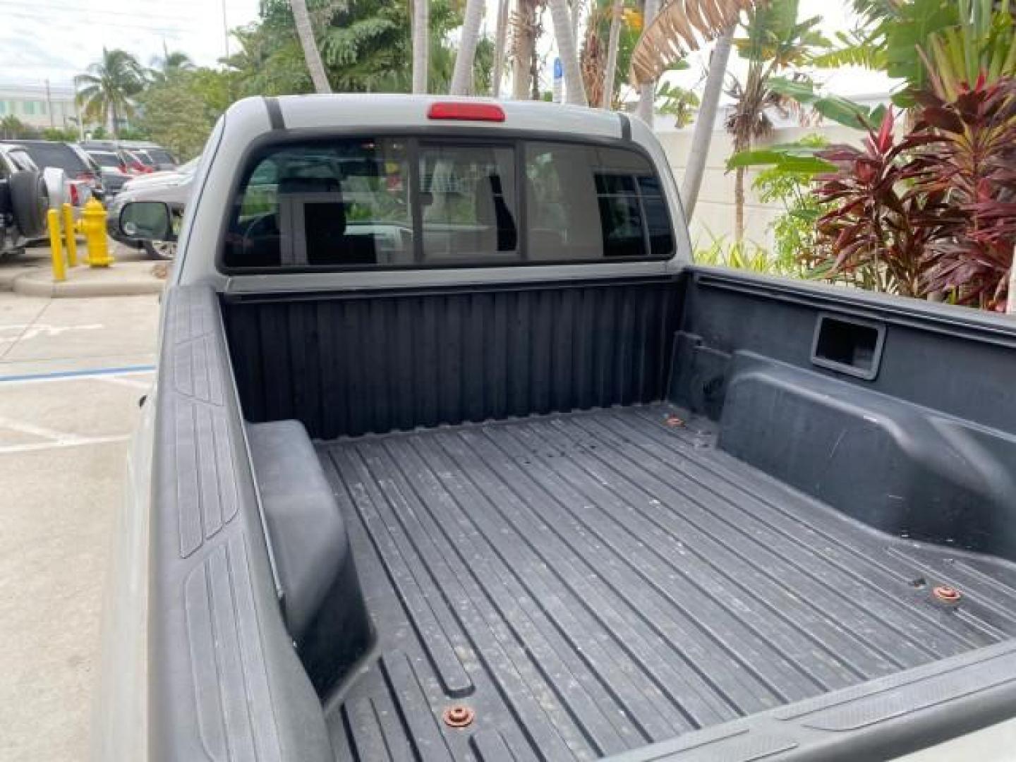 2007 Silver Streak Mica /Gray Toyota Tacoma LOW MILES 28,699 1 OWNER 4 DR (5TETX22N67Z) with an 2.7L DOHC EFI 16-Valve I4 VVT-i Engine engine, Automatic transmission, located at 4701 North Dixie Hwy, Pompano Beach, FL, 33064, (954) 422-2889, 26.240938, -80.123474 - OUR WEBPAGE FLORIDACARS1.COM HAS OVER 100 PHOTOS AND FREE CARFAX LINK 2007 TOYOTA TACOMA VIN: 5TETX22N67Z458097 5 T E T X 2 2 N 6 7 Z 4 5 8 0 9 7 CLUB CAB PICKUP 2.7L I4 F DOHC 16V GASOLINE 28 MPG REAR WHEEL DRIVE Features ABS Brakes Air Conditioning AM/FM Stereo Automatic Transmission CD Audio Clot - Photo#88