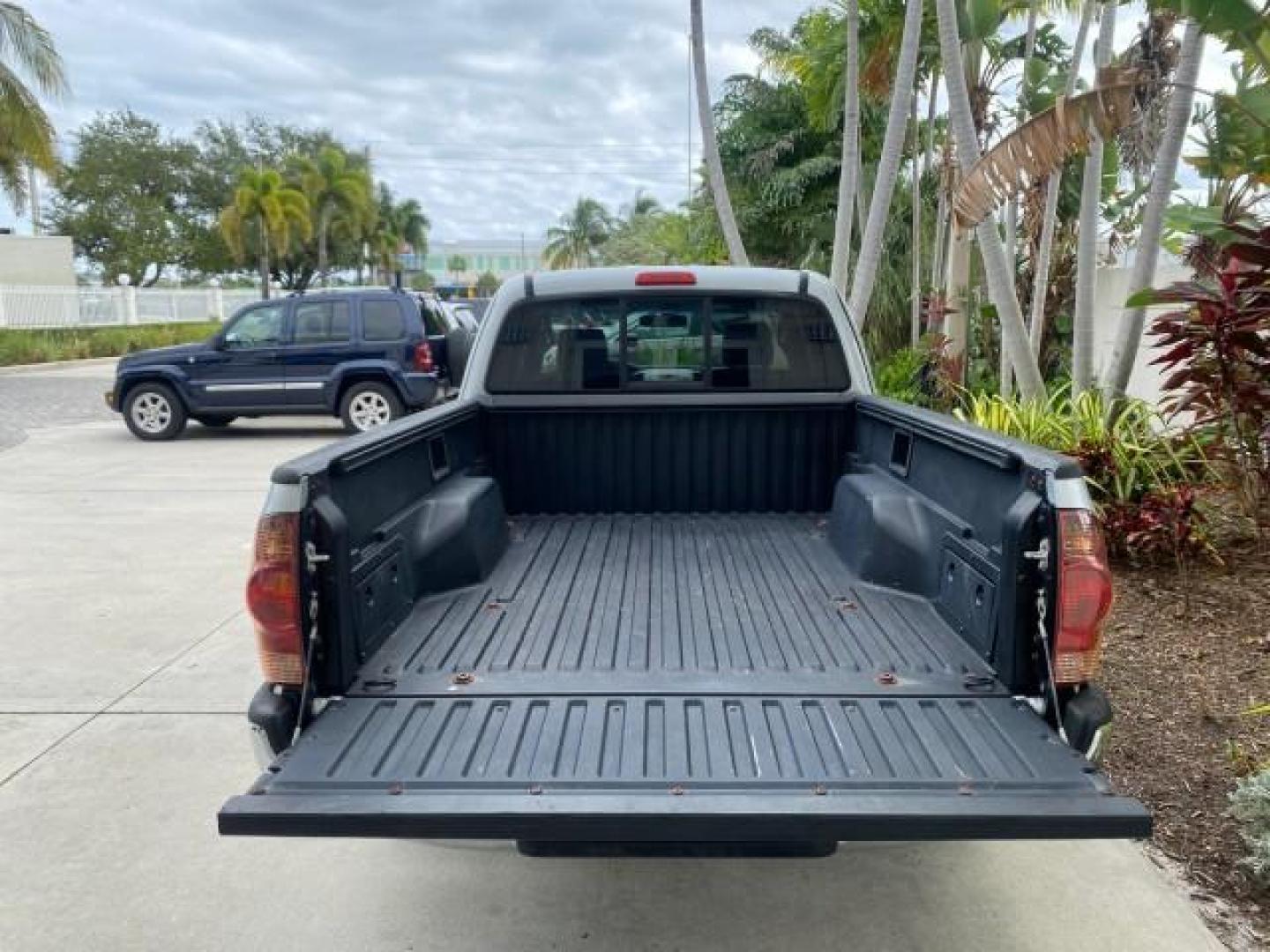 2007 Silver Streak Mica /Gray Toyota Tacoma LOW MILES 28,699 1 OWNER 4 DR (5TETX22N67Z) with an 2.7L DOHC EFI 16-Valve I4 VVT-i Engine engine, Automatic transmission, located at 4701 North Dixie Hwy, Pompano Beach, FL, 33064, (954) 422-2889, 26.240938, -80.123474 - OUR WEBPAGE FLORIDACARS1.COM HAS OVER 100 PHOTOS AND FREE CARFAX LINK 2007 TOYOTA TACOMA VIN: 5TETX22N67Z458097 5 T E T X 2 2 N 6 7 Z 4 5 8 0 9 7 CLUB CAB PICKUP 2.7L I4 F DOHC 16V GASOLINE 28 MPG REAR WHEEL DRIVE Features ABS Brakes Air Conditioning AM/FM Stereo Automatic Transmission CD Audio Clot - Photo#90