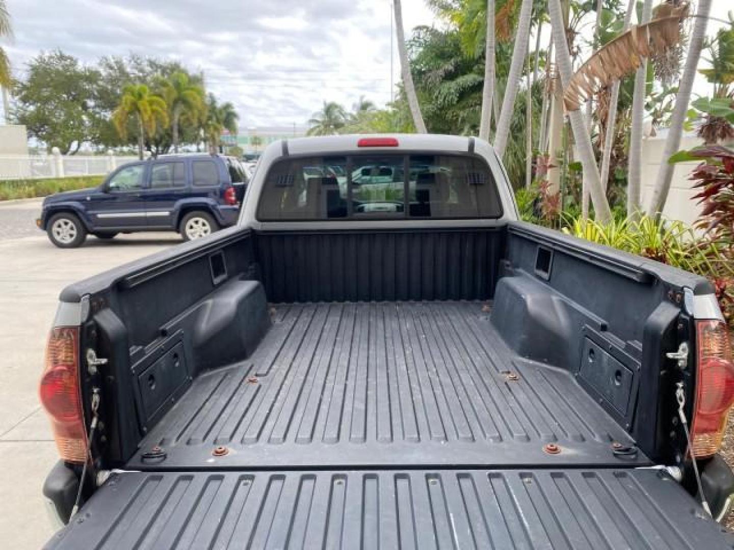 2007 Silver Streak Mica /Gray Toyota Tacoma LOW MILES 28,699 1 OWNER 4 DR (5TETX22N67Z) with an 2.7L DOHC EFI 16-Valve I4 VVT-i Engine engine, Automatic transmission, located at 4701 North Dixie Hwy, Pompano Beach, FL, 33064, (954) 422-2889, 26.240938, -80.123474 - OUR WEBPAGE FLORIDACARS1.COM HAS OVER 100 PHOTOS AND FREE CARFAX LINK 2007 TOYOTA TACOMA VIN: 5TETX22N67Z458097 5 T E T X 2 2 N 6 7 Z 4 5 8 0 9 7 CLUB CAB PICKUP 2.7L I4 F DOHC 16V GASOLINE 28 MPG REAR WHEEL DRIVE Features ABS Brakes Air Conditioning AM/FM Stereo Automatic Transmission CD Audio Clot - Photo#91