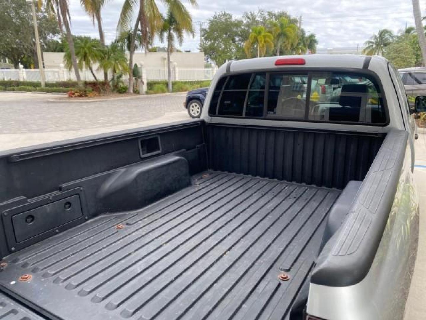 2007 Silver Streak Mica /Gray Toyota Tacoma LOW MILES 28,699 1 OWNER 4 DR (5TETX22N67Z) with an 2.7L DOHC EFI 16-Valve I4 VVT-i Engine engine, Automatic transmission, located at 4701 North Dixie Hwy, Pompano Beach, FL, 33064, (954) 422-2889, 26.240938, -80.123474 - OUR WEBPAGE FLORIDACARS1.COM HAS OVER 100 PHOTOS AND FREE CARFAX LINK 2007 TOYOTA TACOMA VIN: 5TETX22N67Z458097 5 T E T X 2 2 N 6 7 Z 4 5 8 0 9 7 CLUB CAB PICKUP 2.7L I4 F DOHC 16V GASOLINE 28 MPG REAR WHEEL DRIVE Features ABS Brakes Air Conditioning AM/FM Stereo Automatic Transmission CD Audio Clot - Photo#92