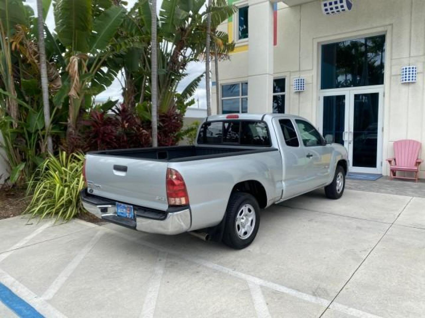 2007 Silver Streak Mica /Gray Toyota Tacoma LOW MILES 28,699 1 OWNER 4 DR (5TETX22N67Z) with an 2.7L DOHC EFI 16-Valve I4 VVT-i Engine engine, Automatic transmission, located at 4701 North Dixie Hwy, Pompano Beach, FL, 33064, (954) 422-2889, 26.240938, -80.123474 - OUR WEBPAGE FLORIDACARS1.COM HAS OVER 100 PHOTOS AND FREE CARFAX LINK 2007 TOYOTA TACOMA VIN: 5TETX22N67Z458097 5 T E T X 2 2 N 6 7 Z 4 5 8 0 9 7 CLUB CAB PICKUP 2.7L I4 F DOHC 16V GASOLINE 28 MPG REAR WHEEL DRIVE Features ABS Brakes Air Conditioning AM/FM Stereo Automatic Transmission CD Audio Clot - Photo#98