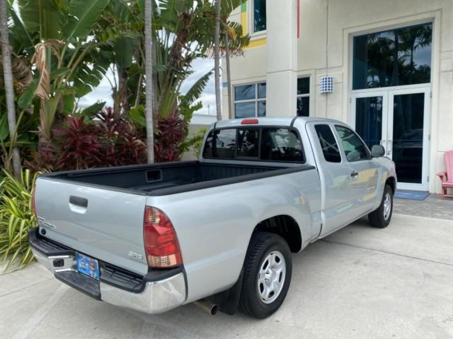 2007 Silver Streak Mica /Gray Toyota Tacoma LOW MILES 28,699 1 OWNER 4 DR (5TETX22N67Z) with an 2.7L DOHC EFI 16-Valve I4 VVT-i Engine engine, Automatic transmission, located at 4701 North Dixie Hwy, Pompano Beach, FL, 33064, (954) 422-2889, 26.240938, -80.123474 - OUR WEBPAGE FLORIDACARS1.COM HAS OVER 100 PHOTOS AND FREE CARFAX LINK 2007 TOYOTA TACOMA VIN: 5TETX22N67Z458097 5 T E T X 2 2 N 6 7 Z 4 5 8 0 9 7 CLUB CAB PICKUP 2.7L I4 F DOHC 16V GASOLINE 28 MPG REAR WHEEL DRIVE Features ABS Brakes Air Conditioning AM/FM Stereo Automatic Transmission CD Audio Clot - Photo#99