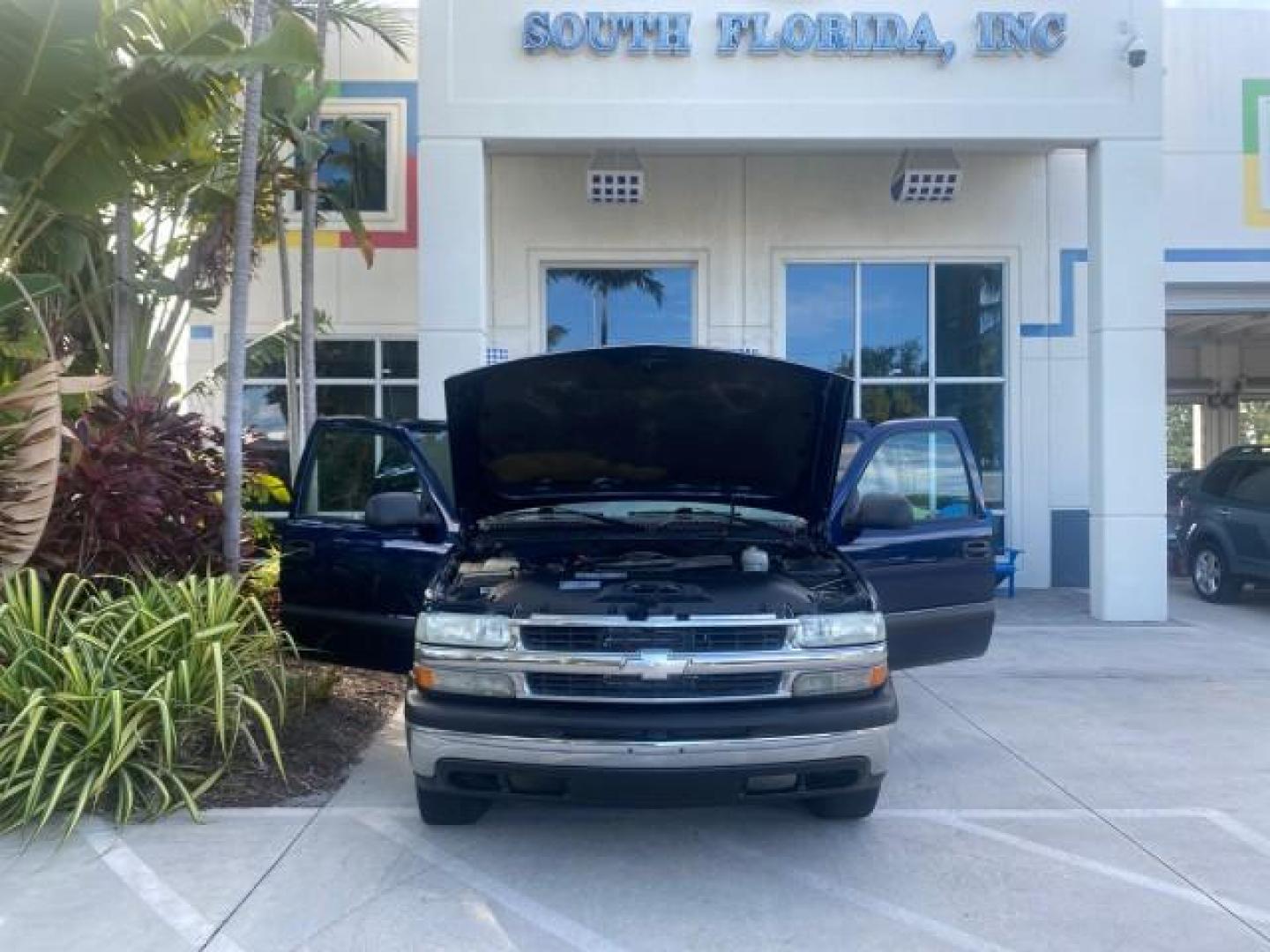 2001 Indigo Blue Metallic /Tan/Neutral Chevrolet Suburban LT 1 OWNER 44 SERVICES NO ACCIDENTS (3GNFK16T41G) with an 5.3L Vortec 1000 SFI V8 Engine engine, Automatic transmission, located at 4701 North Dixie Hwy, Pompano Beach, FL, 33064, (954) 422-2889, 26.240938, -80.123474 - OUR WEBPAGE FLORIDACARS1.COM HAS OVER 100 PHOTOS AND FREE CARFAX LINK 2001 CHEVROLET SUBURBAN 1500 4 WHEEL DRIVE CLOTH LOADED - LIKE NEW VIN: 3GNFK16T41G205451 3 G N F K 1 6 T 4 1 G 2 0 5 4 5 1 4 DOOR WAGON/SPORT UTILITY 5.3L V8 F OHV GASOLINE 18 MPG REAR WHEEL DRIVE W/ 4X4 Features ABS Brakes Air C - Photo#16