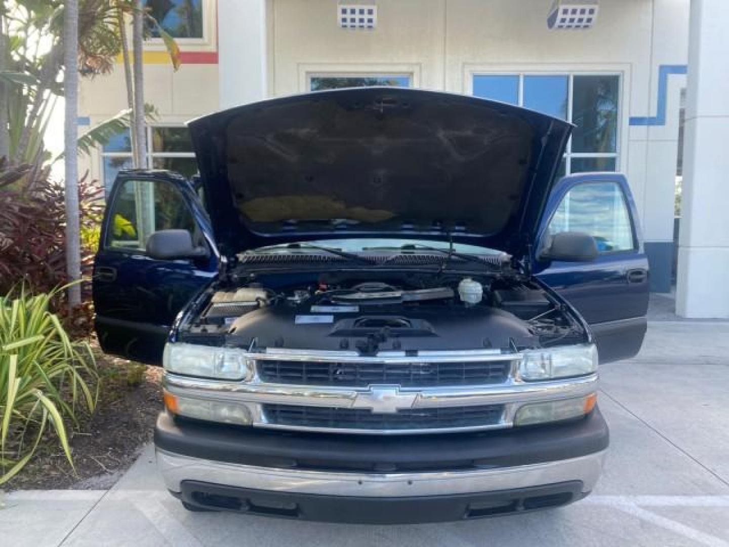 2001 Indigo Blue Metallic /Tan/Neutral Chevrolet Suburban LT 1 OWNER 44 SERVICES NO ACCIDENTS (3GNFK16T41G) with an 5.3L Vortec 1000 SFI V8 Engine engine, Automatic transmission, located at 4701 North Dixie Hwy, Pompano Beach, FL, 33064, (954) 422-2889, 26.240938, -80.123474 - OUR WEBPAGE FLORIDACARS1.COM HAS OVER 100 PHOTOS AND FREE CARFAX LINK 2001 CHEVROLET SUBURBAN 1500 4 WHEEL DRIVE CLOTH LOADED - LIKE NEW VIN: 3GNFK16T41G205451 3 G N F K 1 6 T 4 1 G 2 0 5 4 5 1 4 DOOR WAGON/SPORT UTILITY 5.3L V8 F OHV GASOLINE 18 MPG REAR WHEEL DRIVE W/ 4X4 Features ABS Brakes Air C - Photo#17