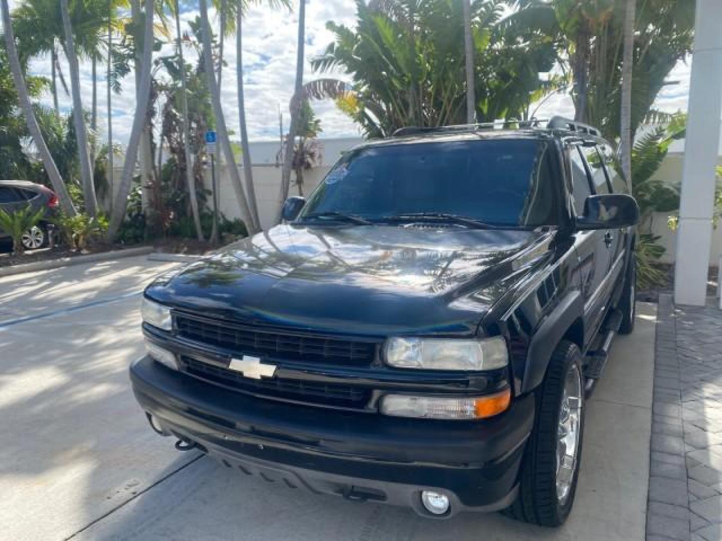 2001 Onyx Black /Graphite/Med Gray Chevrolet Suburban LT Z71 1 FL 4WD 44 SERVICES NO ACCIDENTS (3GNFK16T41G) with an 5.3L Vortec 1000 SFI V8 Engine engine, Automatic transmission, located at 4701 North Dixie Hwy, Pompano Beach, FL, 33064, (954) 422-2889, 26.240938, -80.123474 - OUR WEBPAGE FLORIDACARS1.COM HAS OVER 100 PHOTOS AND FREE CARFAX LINK 2001 CHEVROLET SUBURBAN 1500 Z71 4 WHEEL DRIVE LEATHER LOADED SUNROOF IMMACULATE VIN: 3GNFK16T41G205451 3 G N F K 1 6 T 4 1 G 2 0 5 4 5 1 4 DOOR WAGON/SPORT UTILITY 5.3L V8 F OHV GASOLINE 18 MPG REAR WHEEL DRIVE W/ 4X4 Features 4W - Photo#3