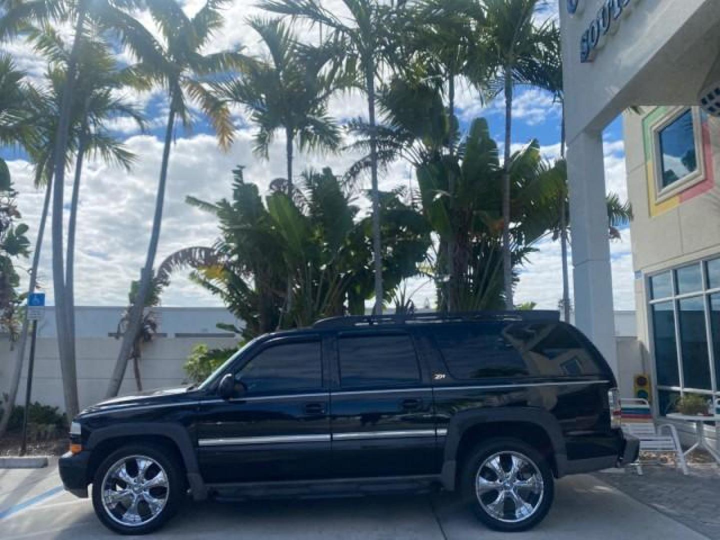 2001 Onyx Black /Graphite/Med Gray Chevrolet Suburban LT Z71 1 FL 4WD 44 SERVICES NO ACCIDENTS (3GNFK16T41G) with an 5.3L Vortec 1000 SFI V8 Engine engine, Automatic transmission, located at 4701 North Dixie Hwy, Pompano Beach, FL, 33064, (954) 422-2889, 26.240938, -80.123474 - OUR WEBPAGE FLORIDACARS1.COM HAS OVER 100 PHOTOS AND FREE CARFAX LINK 2001 CHEVROLET SUBURBAN 1500 Z71 4 WHEEL DRIVE LEATHER LOADED SUNROOF IMMACULATE VIN: 3GNFK16T41G205451 3 G N F K 1 6 T 4 1 G 2 0 5 4 5 1 4 DOOR WAGON/SPORT UTILITY 5.3L V8 F OHV GASOLINE 18 MPG REAR WHEEL DRIVE W/ 4X4 Features 4W - Photo#4