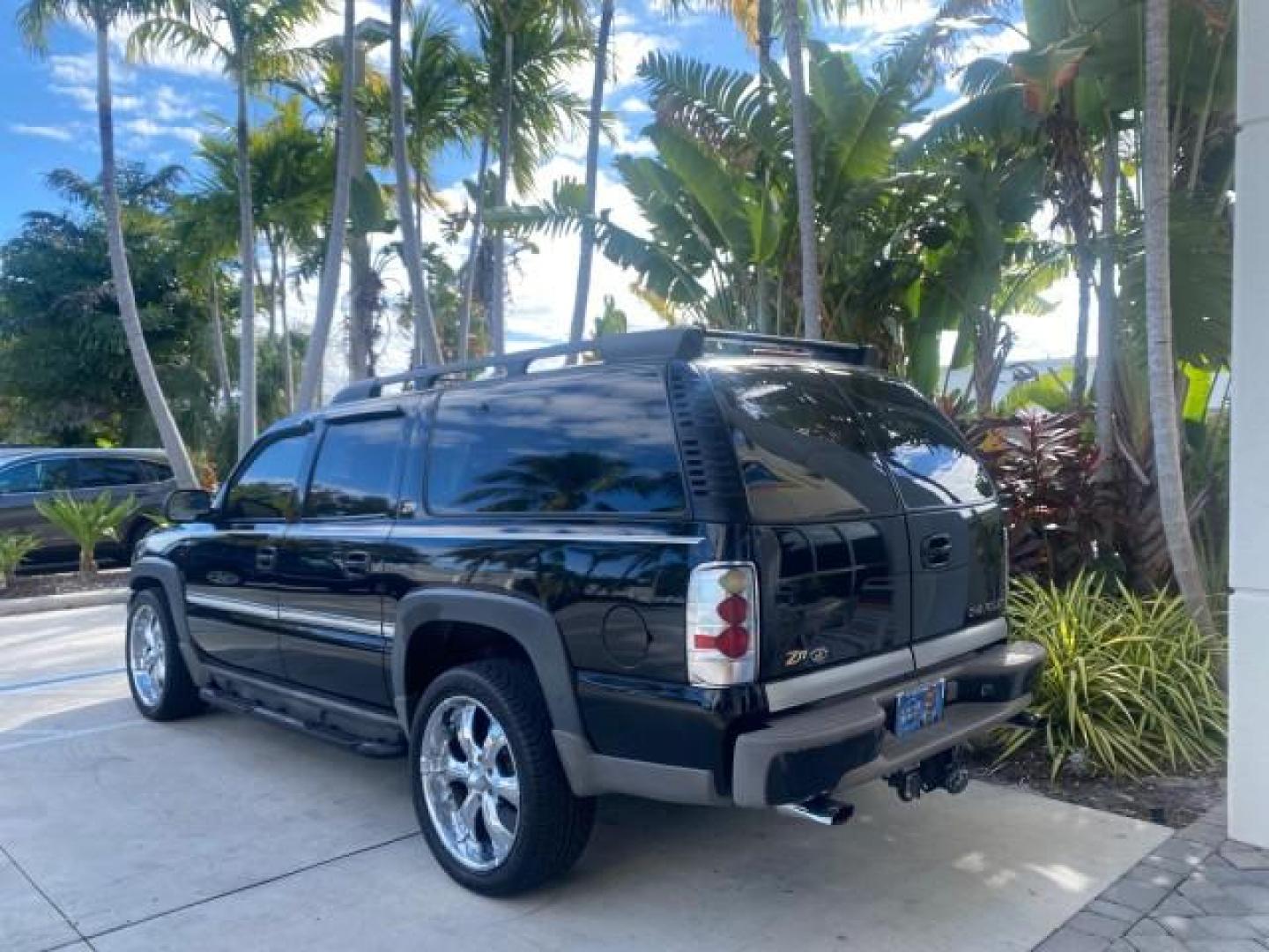 2001 Onyx Black /Graphite/Med Gray Chevrolet Suburban LT Z71 1 FL 4WD 44 SERVICES NO ACCIDENTS (3GNFK16T41G) with an 5.3L Vortec 1000 SFI V8 Engine engine, Automatic transmission, located at 4701 North Dixie Hwy, Pompano Beach, FL, 33064, (954) 422-2889, 26.240938, -80.123474 - OUR WEBPAGE FLORIDACARS1.COM HAS OVER 100 PHOTOS AND FREE CARFAX LINK 2001 CHEVROLET SUBURBAN 1500 Z71 4 WHEEL DRIVE LEATHER LOADED SUNROOF IMMACULATE VIN: 3GNFK16T41G205451 3 G N F K 1 6 T 4 1 G 2 0 5 4 5 1 4 DOOR WAGON/SPORT UTILITY 5.3L V8 F OHV GASOLINE 18 MPG REAR WHEEL DRIVE W/ 4X4 Features 4W - Photo#5