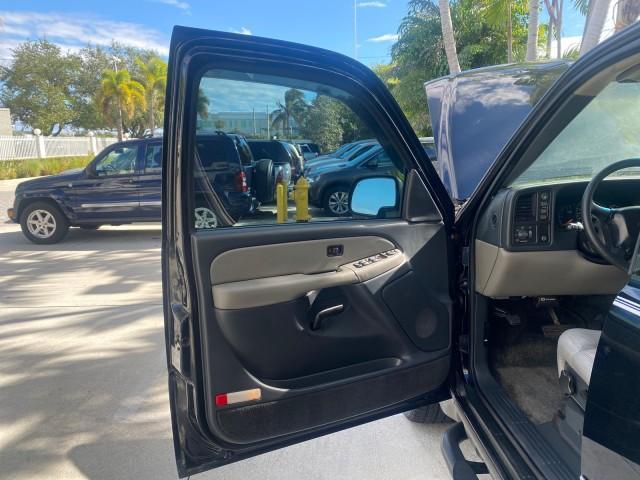 2001 Onyx Black /Graphite/Med Gray Chevrolet Suburban LT Z71 1 FL 4WD 44 SERVICES NO ACCIDENTS (3GNFK16T41G) with an 5.3L Vortec 1000 SFI V8 Engine engine, Automatic transmission, located at 4701 North Dixie Hwy, Pompano Beach, FL, 33064, (954) 422-2889, 26.240938, -80.123474 - OUR WEBPAGE FLORIDACARS1.COM HAS OVER 100 PHOTOS AND FREE CARFAX LINK 2001 CHEVROLET SUBURBAN 1500 Z71 4 WHEEL DRIVE LEATHER LOADED SUNROOF IMMACULATE VIN: 3GNFK16T41G205451 3 G N F K 1 6 T 4 1 G 2 0 5 4 5 1 4 DOOR WAGON/SPORT UTILITY 5.3L V8 F OHV GASOLINE 18 MPG REAR WHEEL DRIVE W/ 4X4 Features 4W - Photo#9