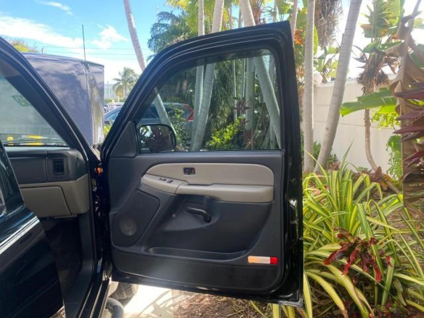 2001 Onyx Black /Graphite/Med Gray Chevrolet Suburban LT Z71 1 FL 4WD 44 SERVICES NO ACCIDENTS (3GNFK16T41G) with an 5.3L Vortec 1000 SFI V8 Engine engine, Automatic transmission, located at 4701 North Dixie Hwy, Pompano Beach, FL, 33064, (954) 422-2889, 26.240938, -80.123474 - OUR WEBPAGE FLORIDACARS1.COM HAS OVER 100 PHOTOS AND FREE CARFAX LINK 2001 CHEVROLET SUBURBAN 1500 Z71 4 WHEEL DRIVE LEATHER LOADED SUNROOF IMMACULATE VIN: 3GNFK16T41G205451 3 G N F K 1 6 T 4 1 G 2 0 5 4 5 1 4 DOOR WAGON/SPORT UTILITY 5.3L V8 F OHV GASOLINE 18 MPG REAR WHEEL DRIVE W/ 4X4 Features 4W - Photo#11