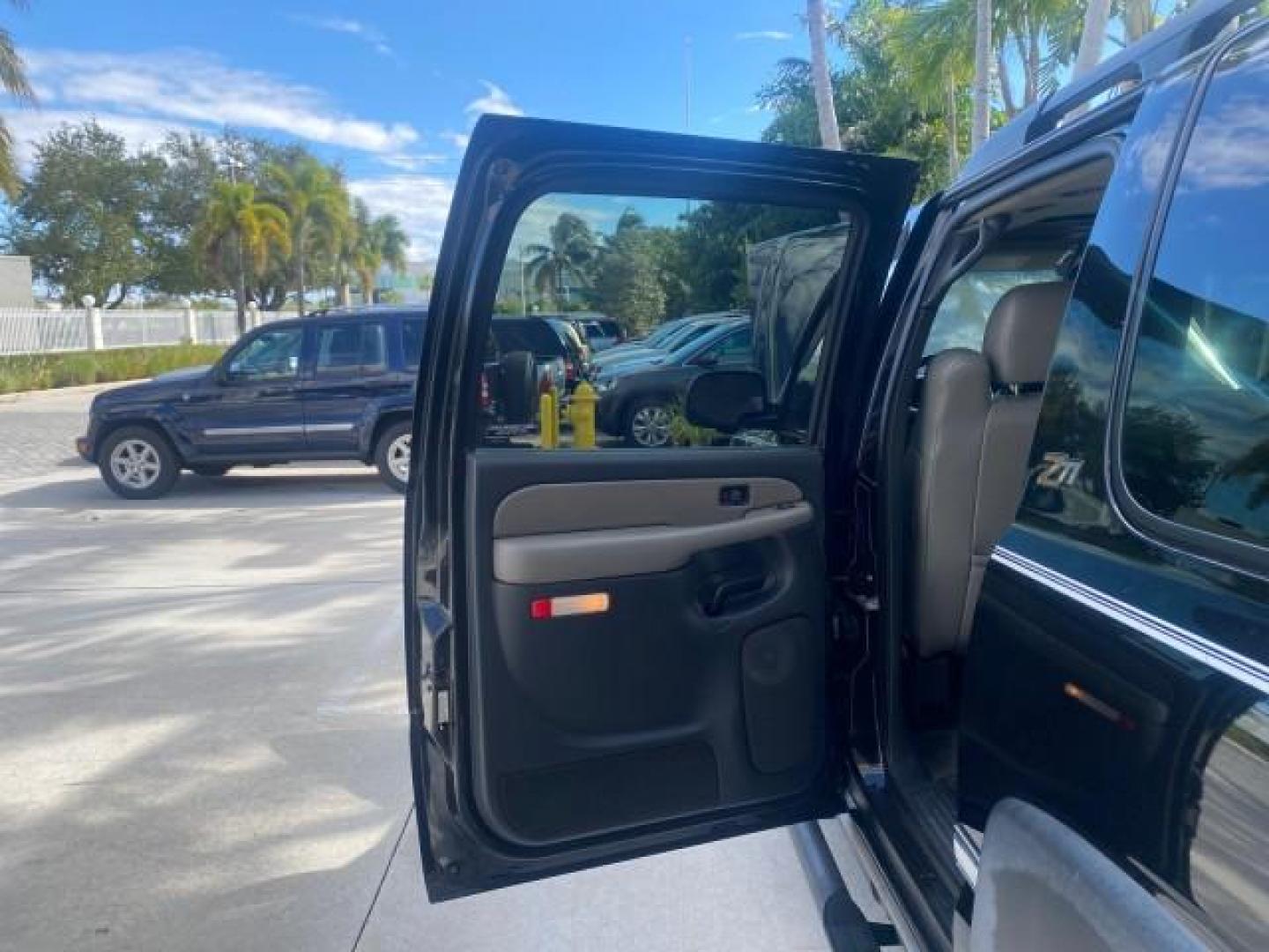 2001 Onyx Black /Graphite/Med Gray Chevrolet Suburban LT Z71 1 FL 4WD 44 SERVICES NO ACCIDENTS (3GNFK16T41G) with an 5.3L Vortec 1000 SFI V8 Engine engine, Automatic transmission, located at 4701 North Dixie Hwy, Pompano Beach, FL, 33064, (954) 422-2889, 26.240938, -80.123474 - OUR WEBPAGE FLORIDACARS1.COM HAS OVER 100 PHOTOS AND FREE CARFAX LINK 2001 CHEVROLET SUBURBAN 1500 Z71 4 WHEEL DRIVE LEATHER LOADED SUNROOF IMMACULATE VIN: 3GNFK16T41G205451 3 G N F K 1 6 T 4 1 G 2 0 5 4 5 1 4 DOOR WAGON/SPORT UTILITY 5.3L V8 F OHV GASOLINE 18 MPG REAR WHEEL DRIVE W/ 4X4 Features 4W - Photo#13