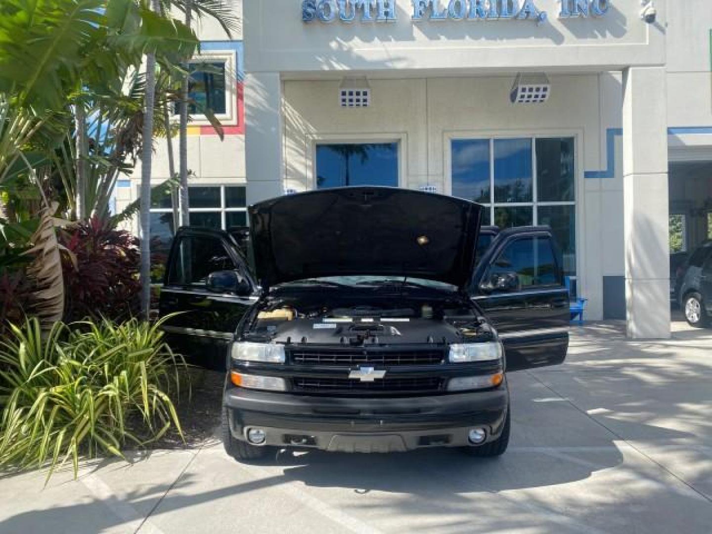 2001 Onyx Black /Graphite/Med Gray Chevrolet Suburban LT Z71 1 FL 4WD 44 SERVICES NO ACCIDENTS (3GNFK16T41G) with an 5.3L Vortec 1000 SFI V8 Engine engine, Automatic transmission, located at 4701 North Dixie Hwy, Pompano Beach, FL, 33064, (954) 422-2889, 26.240938, -80.123474 - OUR WEBPAGE FLORIDACARS1.COM HAS OVER 100 PHOTOS AND FREE CARFAX LINK 2001 CHEVROLET SUBURBAN 1500 Z71 4 WHEEL DRIVE LEATHER LOADED SUNROOF IMMACULATE VIN: 3GNFK16T41G205451 3 G N F K 1 6 T 4 1 G 2 0 5 4 5 1 4 DOOR WAGON/SPORT UTILITY 5.3L V8 F OHV GASOLINE 18 MPG REAR WHEEL DRIVE W/ 4X4 Features 4W - Photo#16
