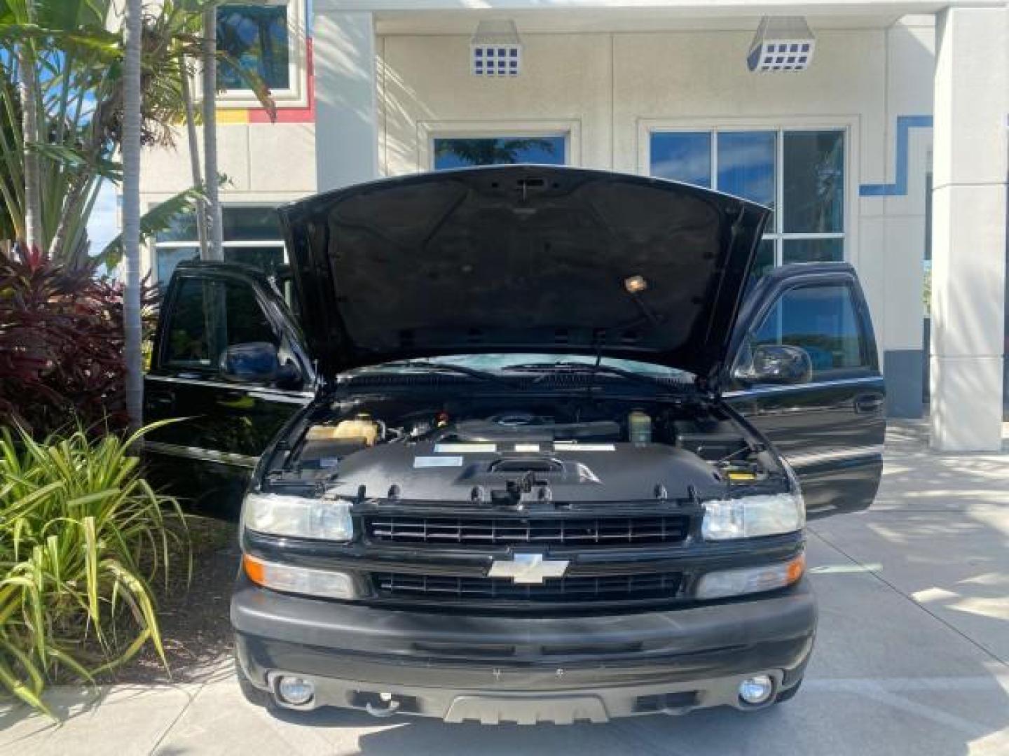 2001 Onyx Black /Graphite/Med Gray Chevrolet Suburban LT Z71 1 FL 4WD 44 SERVICES NO ACCIDENTS (3GNFK16T41G) with an 5.3L Vortec 1000 SFI V8 Engine engine, Automatic transmission, located at 4701 North Dixie Hwy, Pompano Beach, FL, 33064, (954) 422-2889, 26.240938, -80.123474 - OUR WEBPAGE FLORIDACARS1.COM HAS OVER 100 PHOTOS AND FREE CARFAX LINK 2001 CHEVROLET SUBURBAN 1500 Z71 4 WHEEL DRIVE LEATHER LOADED SUNROOF IMMACULATE VIN: 3GNFK16T41G205451 3 G N F K 1 6 T 4 1 G 2 0 5 4 5 1 4 DOOR WAGON/SPORT UTILITY 5.3L V8 F OHV GASOLINE 18 MPG REAR WHEEL DRIVE W/ 4X4 Features 4W - Photo#17